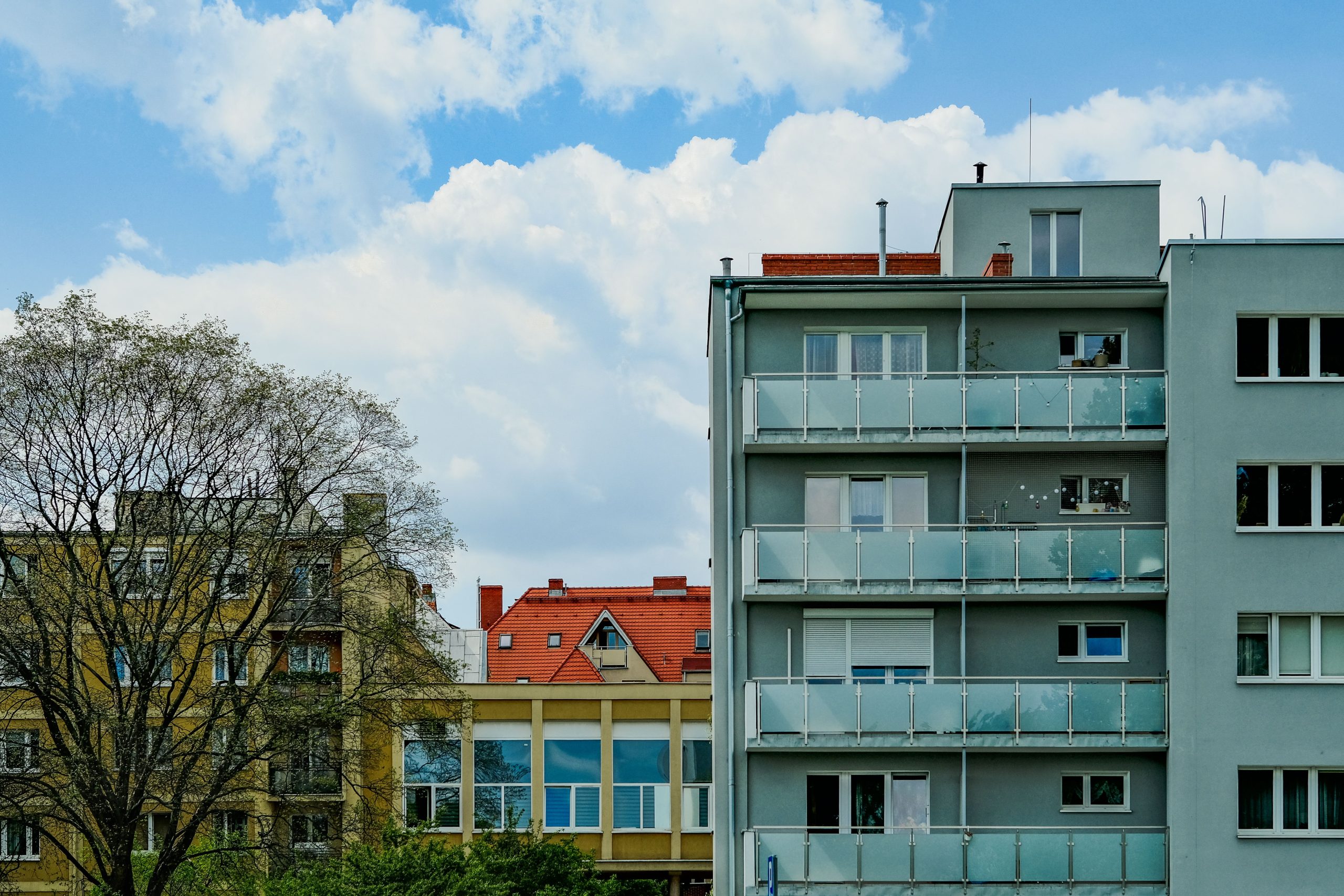 Immeubles urbains avec styles architecturaux diversifiés