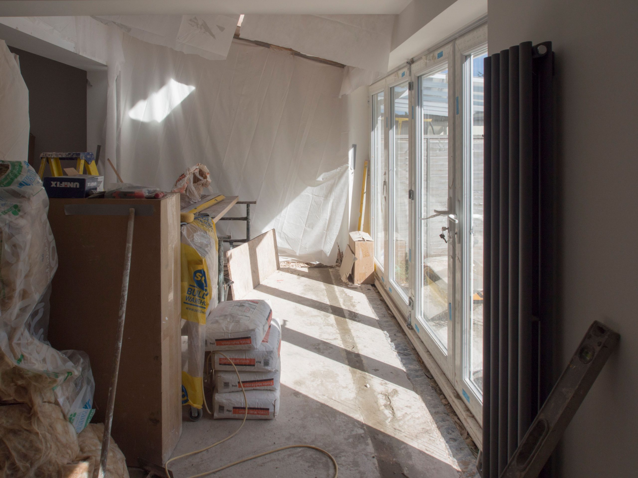 Zone de chantier rénovation maison année 70 fenêtres