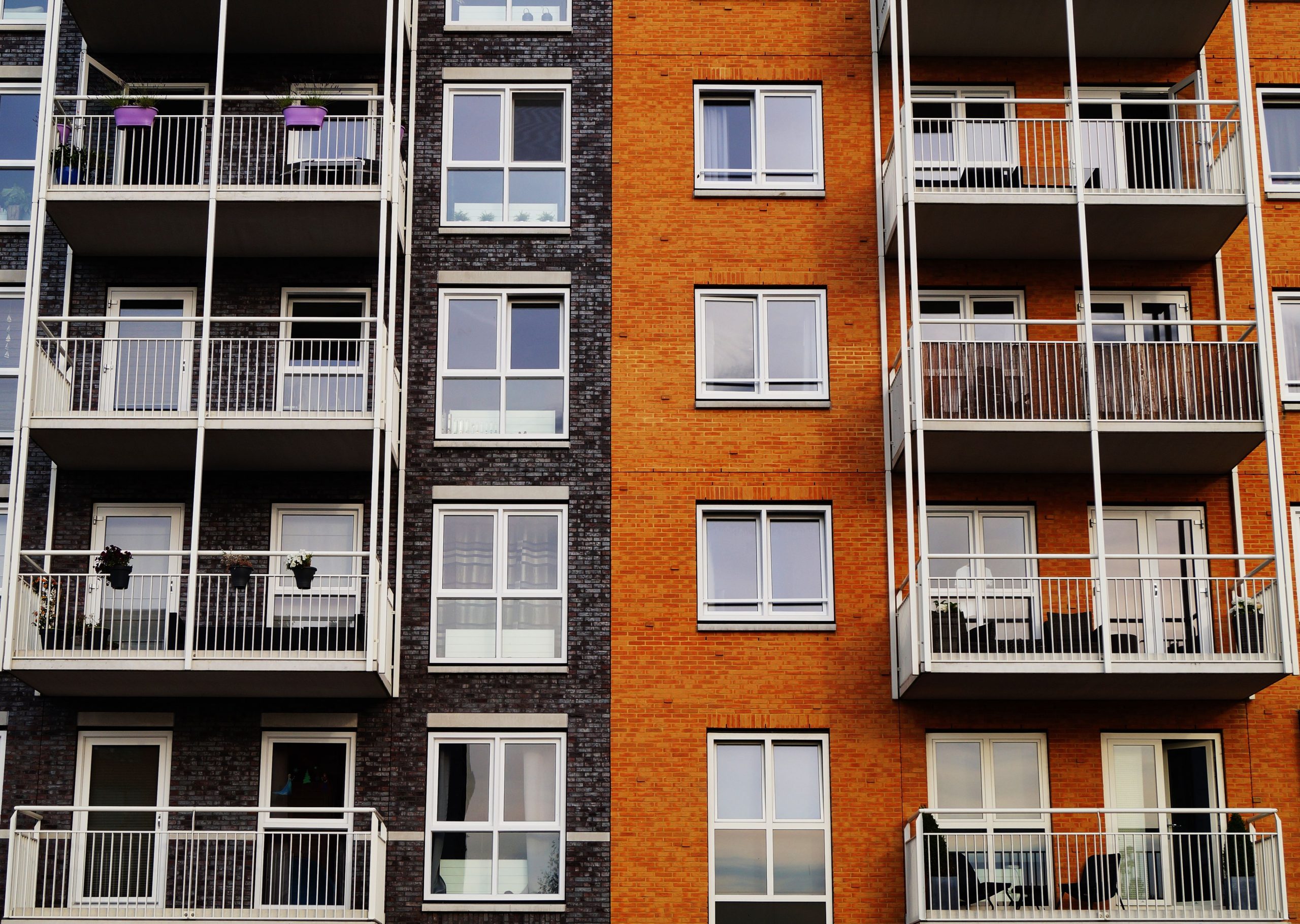 Résidence moderne avec balcons et jardin urbain