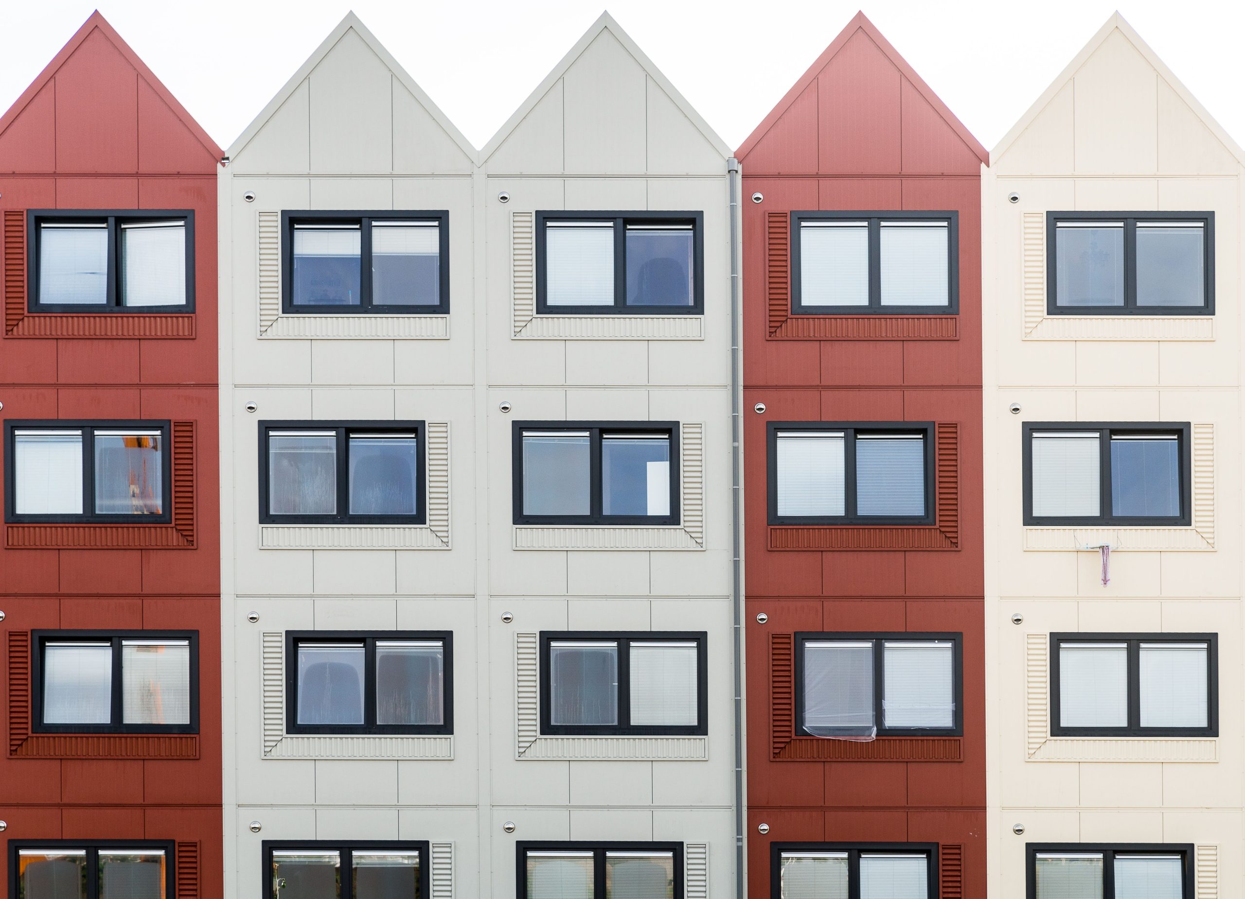 Façade immeuble moderne avec fenêtres géométriques