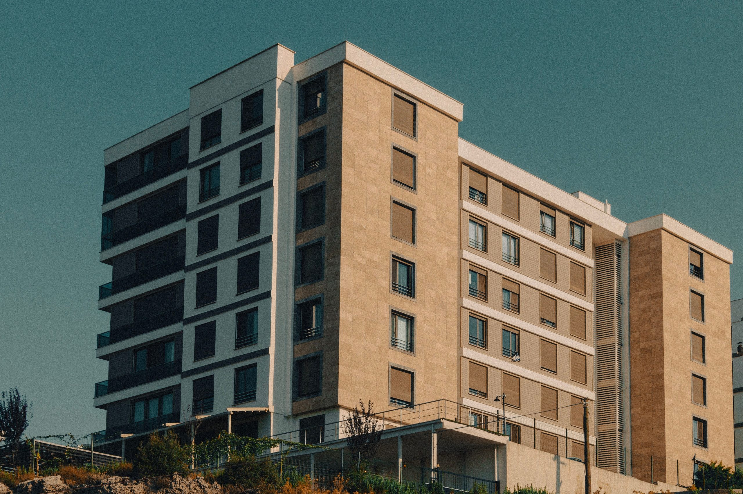 Deux voisins discutant depuis leurs balcons