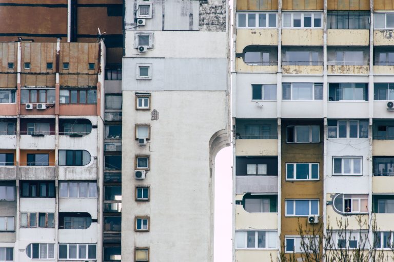 Durée de vie d&rsquo;un immeuble des années 70 : combien d&rsquo;années tient-il vraiment ?