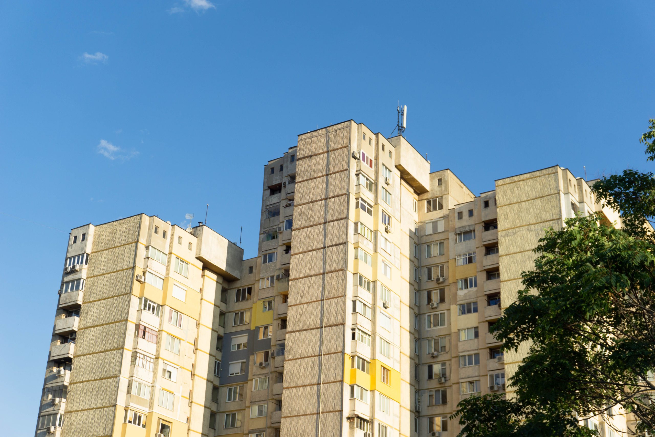 Immeuble soviétique années 70 ciel bleu