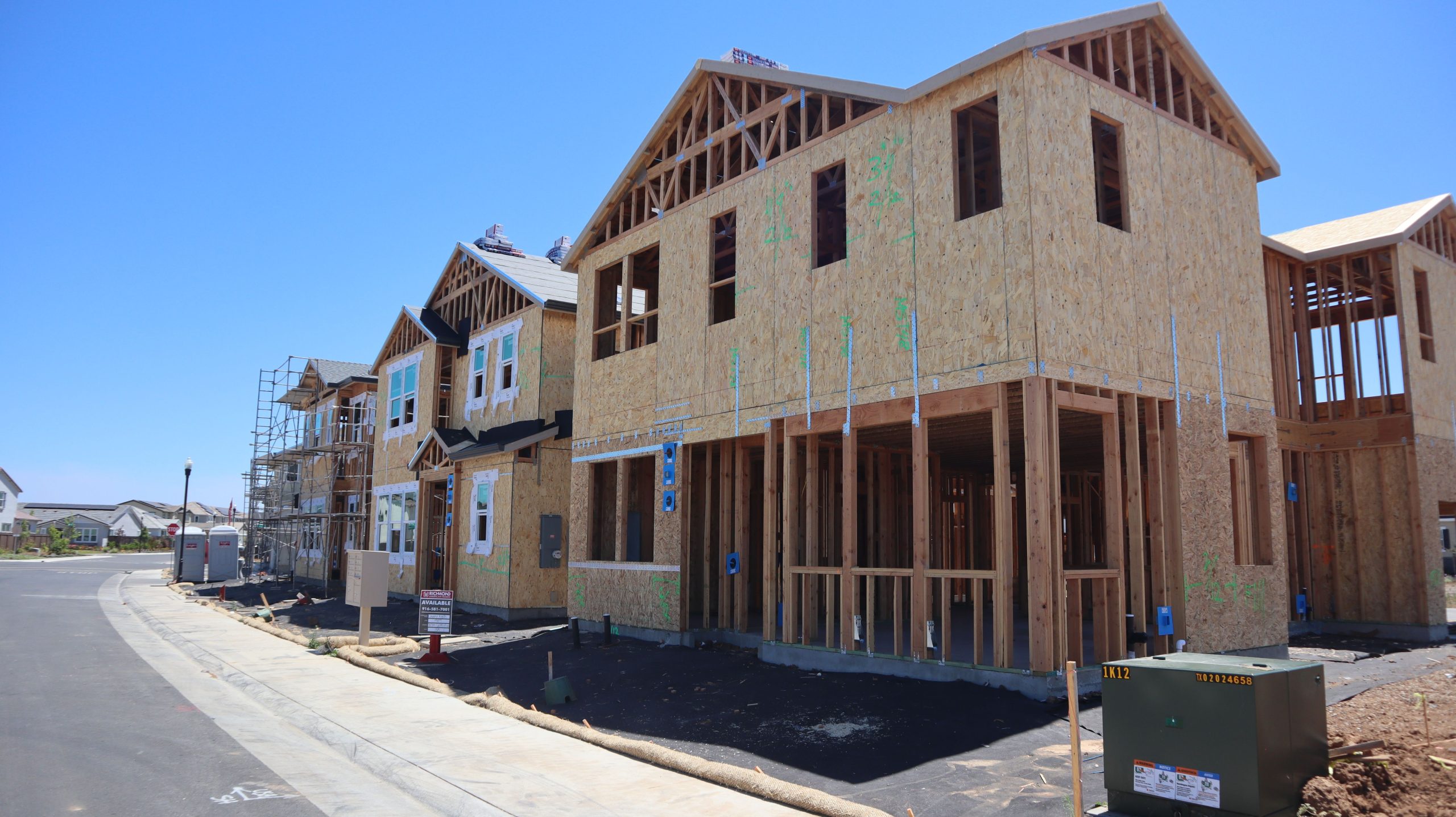 Charpentes bois maisons modernes en construction