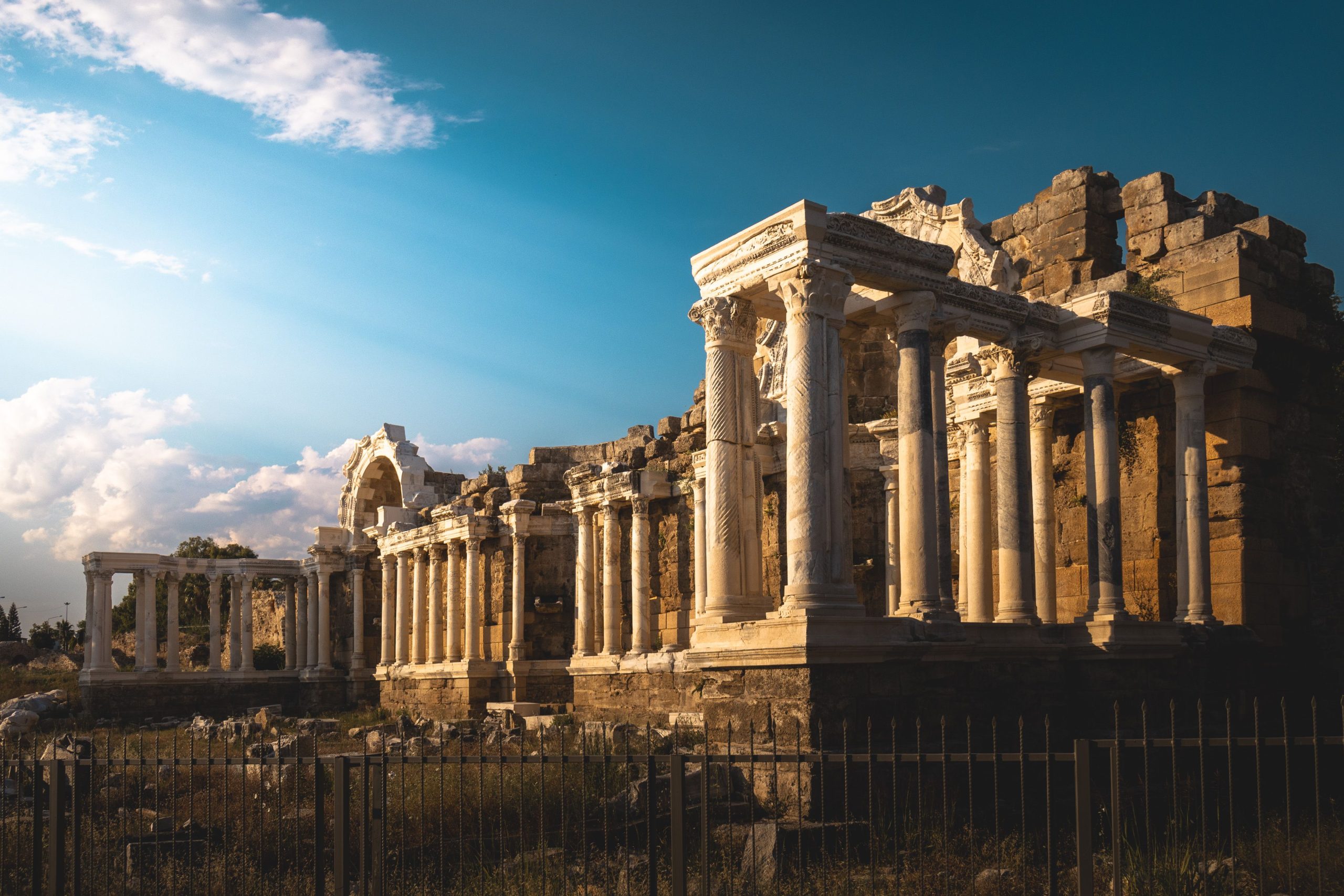 Ruines romaines anciennes au coucher de soleil