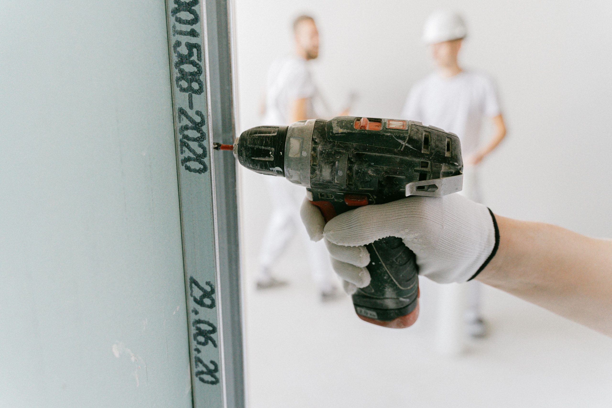 Travailleur visser placo avec perceuse professionnelle