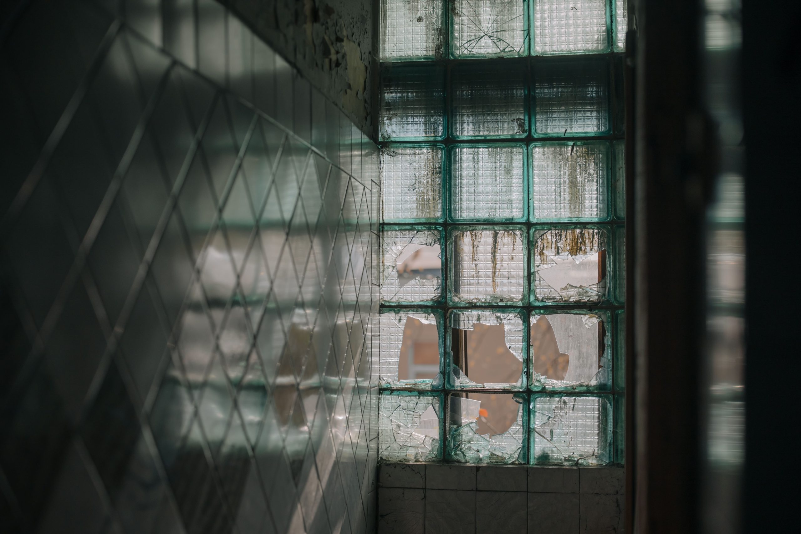 Fenêtre en bloc verre dans cloison abandonnée