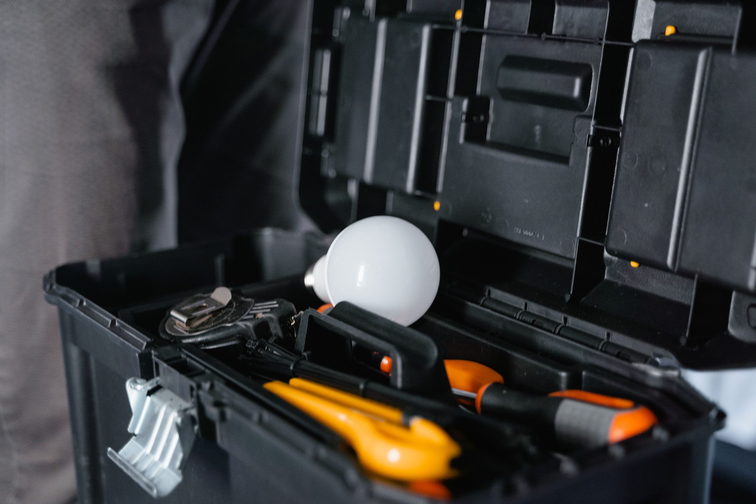 Boîte à outils ouverte avec équipements variés