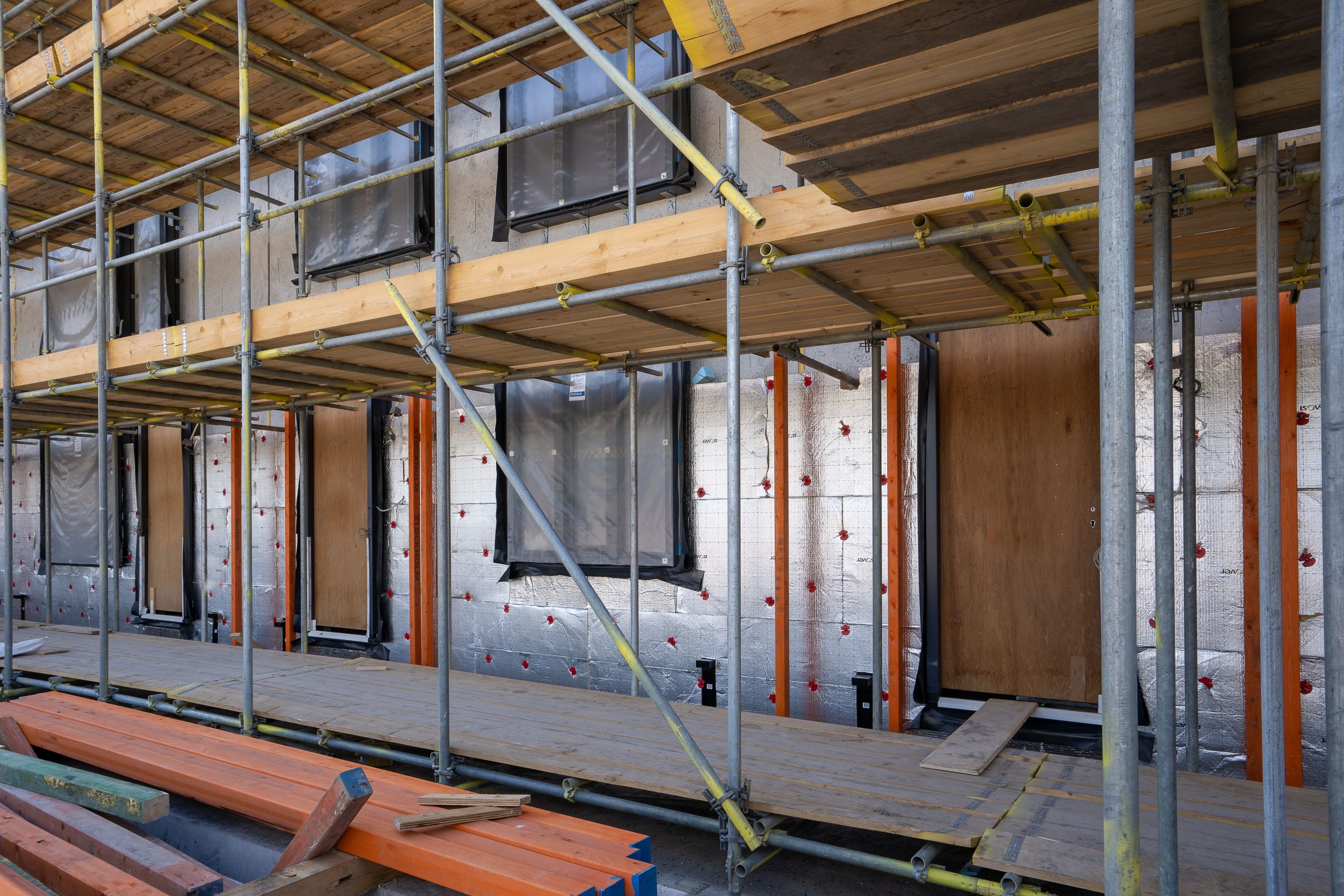 Chantier de construction avec panneaux isolants