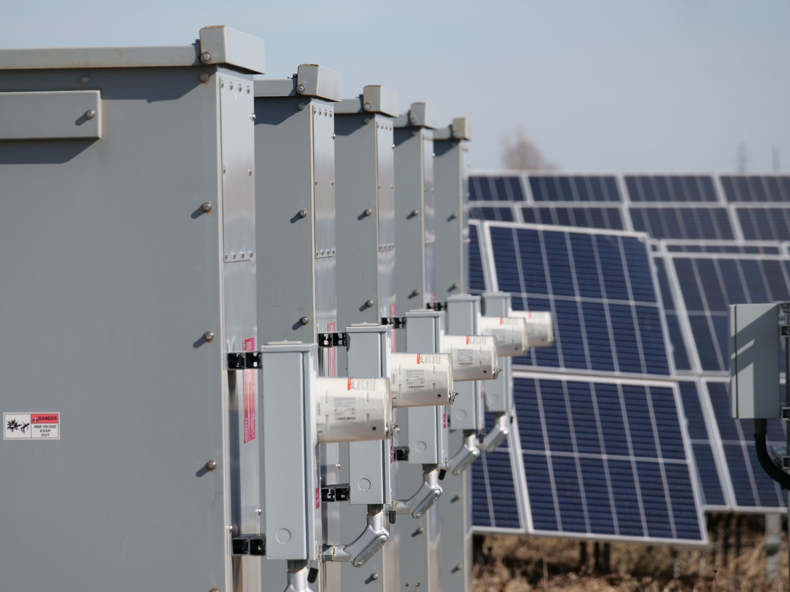 Boîtiers électriques et panneaux solaires extérieurs