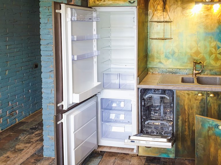 Frigo froid mais congélateur qui chauffe : d&rsquo;où vient la panne ?