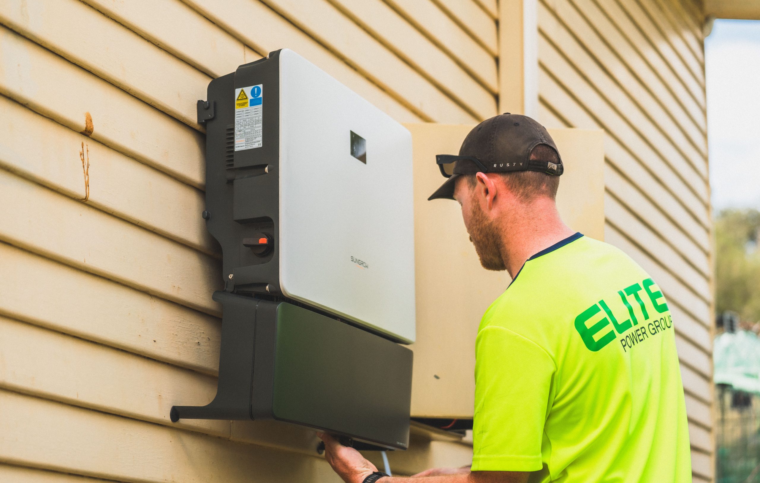 Technicien installe un système onduleur solaire