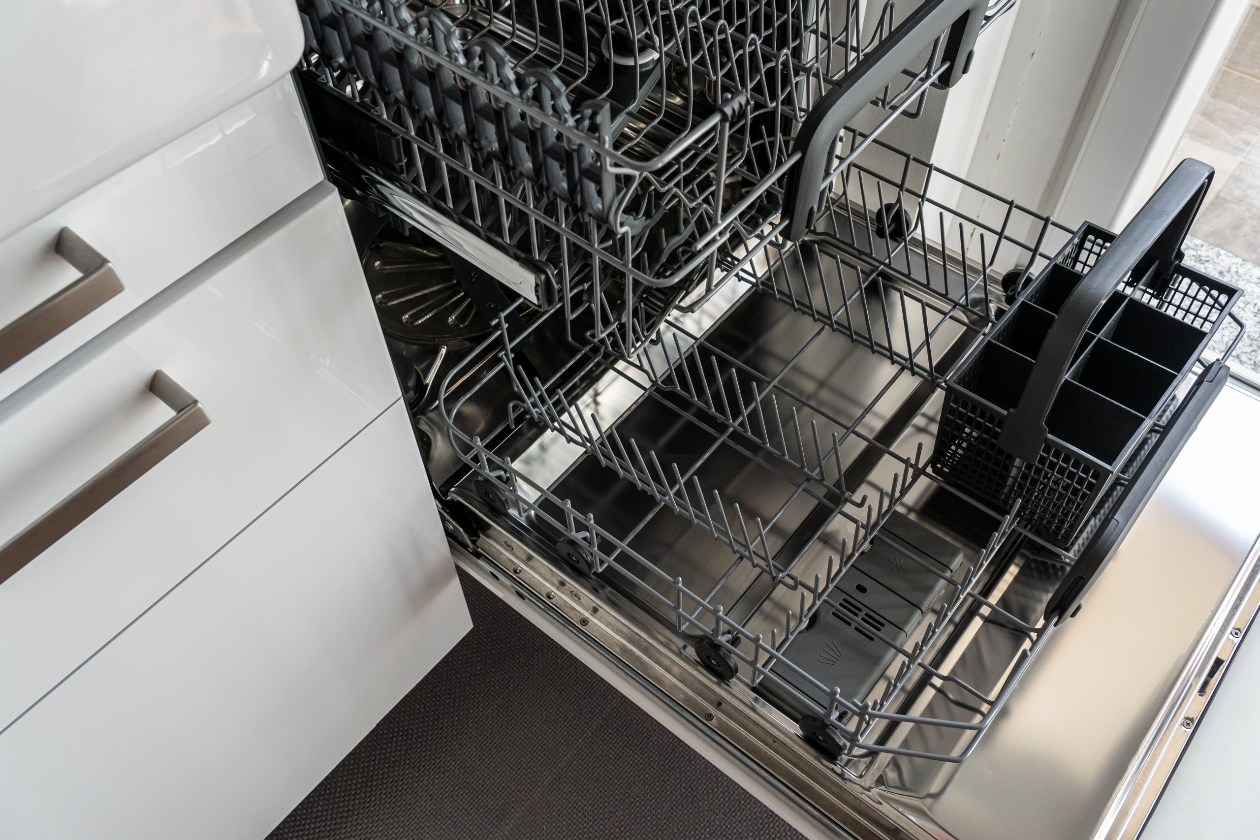 Lave-vaisselle vide ouvert cuisine moderne
