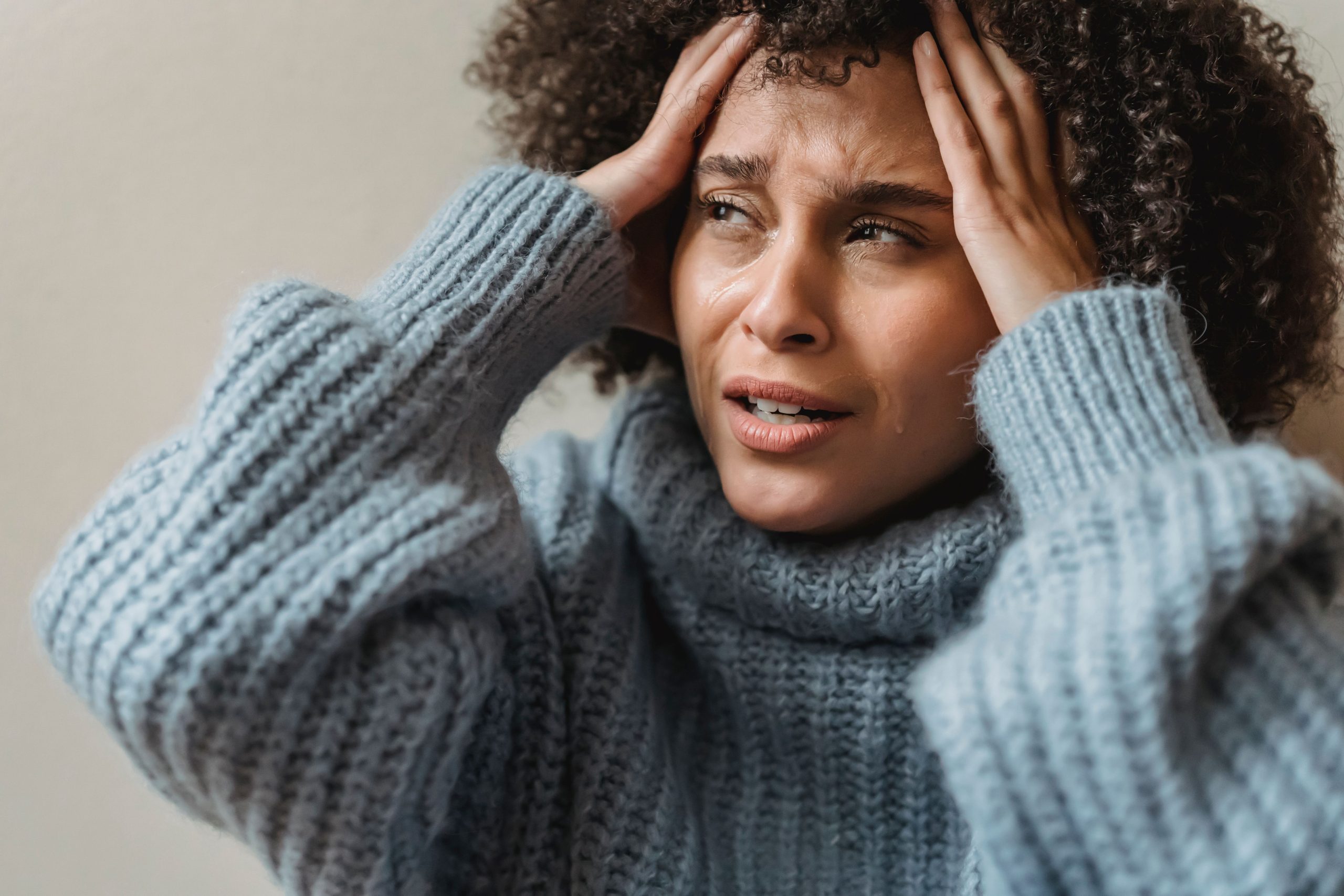 Femme afro-américaine inquiète pleurant près du mur