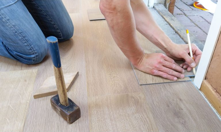 Comment poser du parquet stratifié sans que ça grince ?