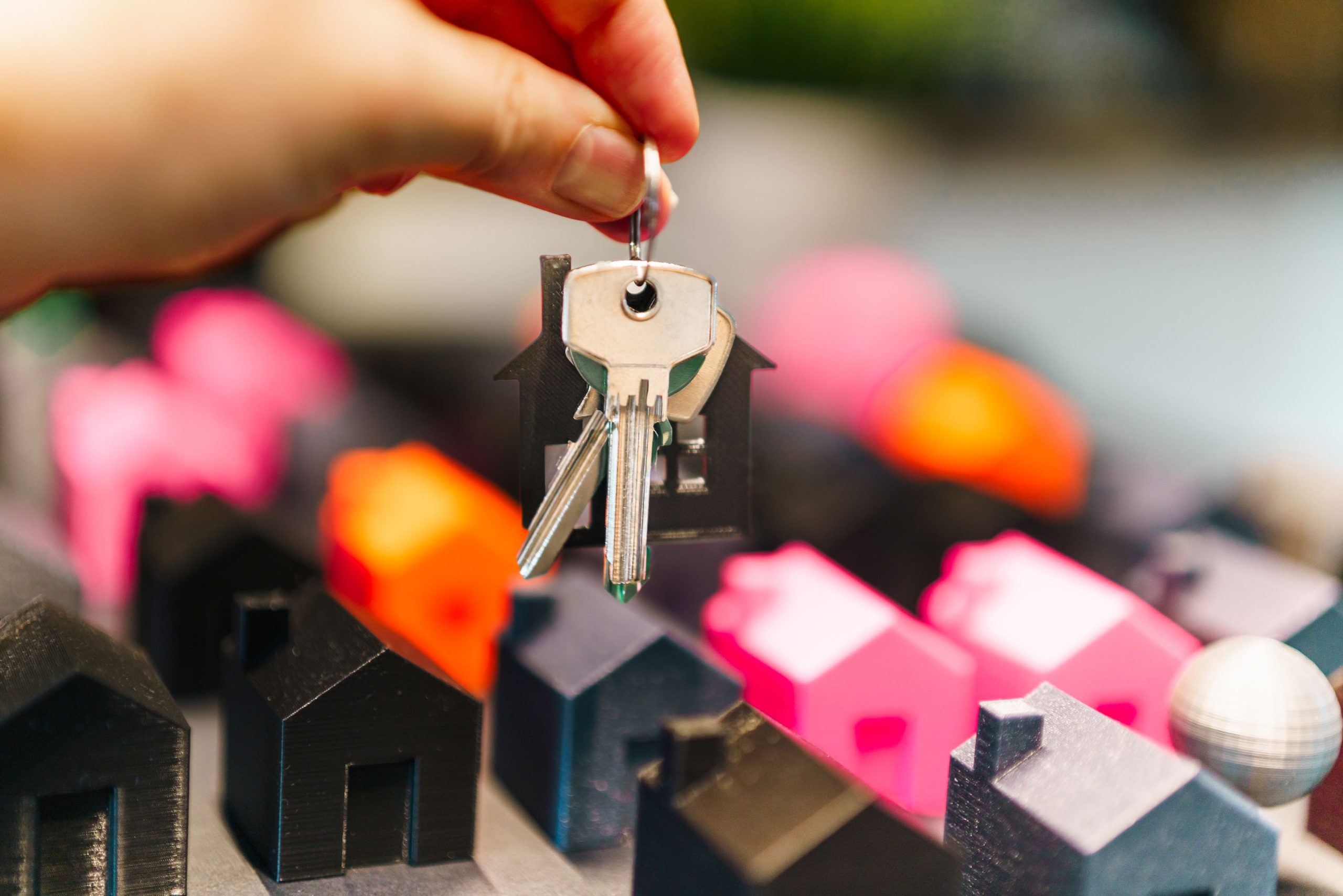Miniatures maisons colorées main clés immobilier
