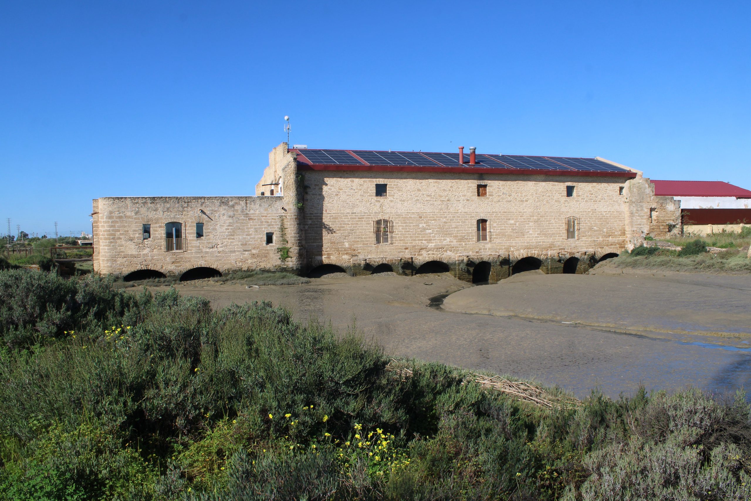 Ancien moulin avec panneaux solaires intégrés