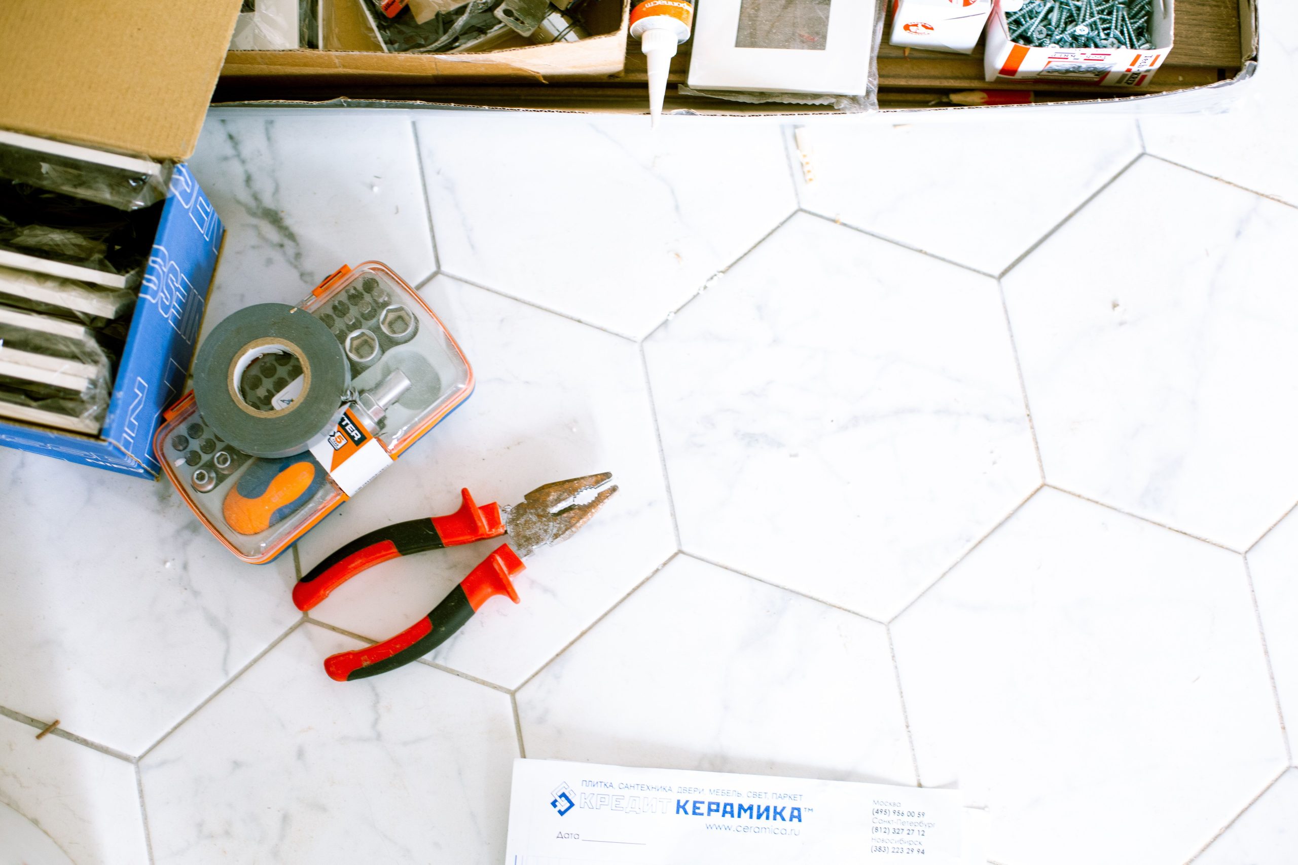 Outils rénovation préparés sol blanc carrelé