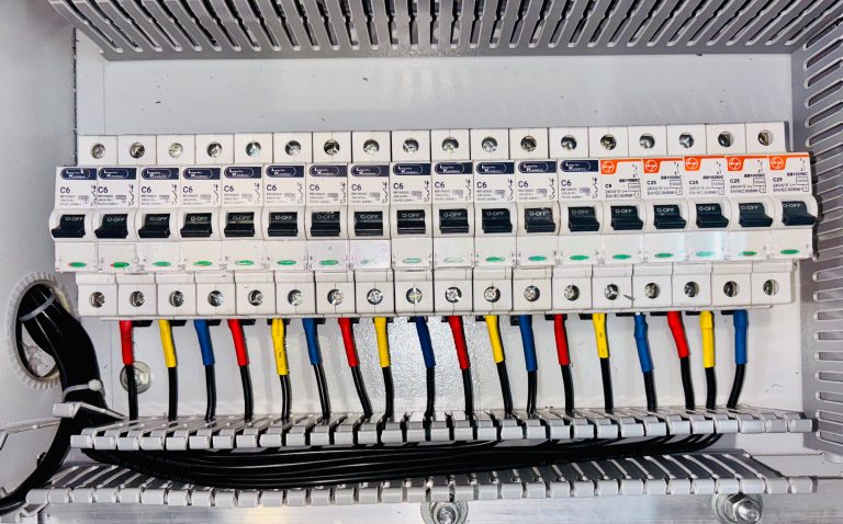 Comment choisir ton commutateur automatique solaire et EDF 230V ?