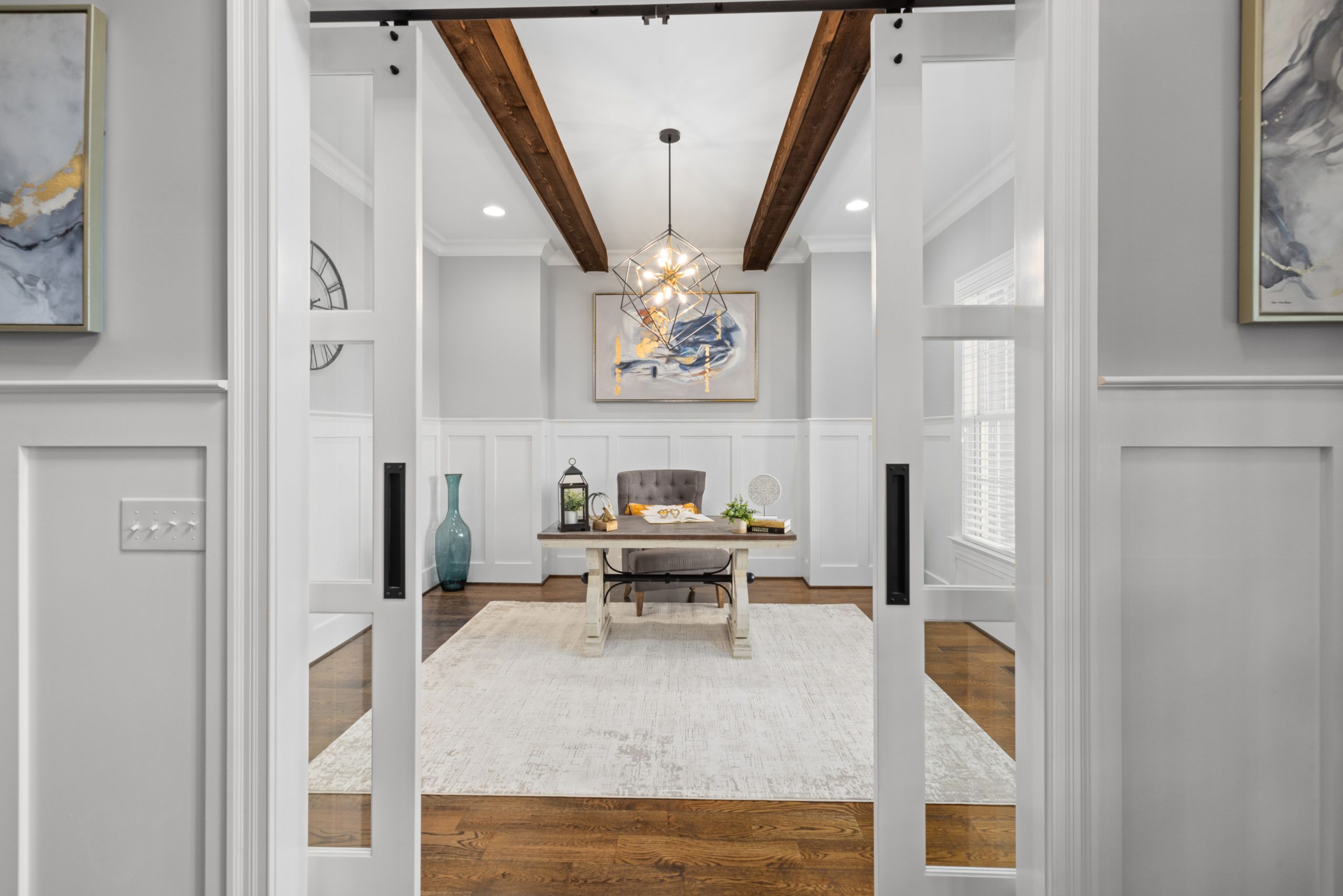 Bureau moderne spacieux avec décoration élégante