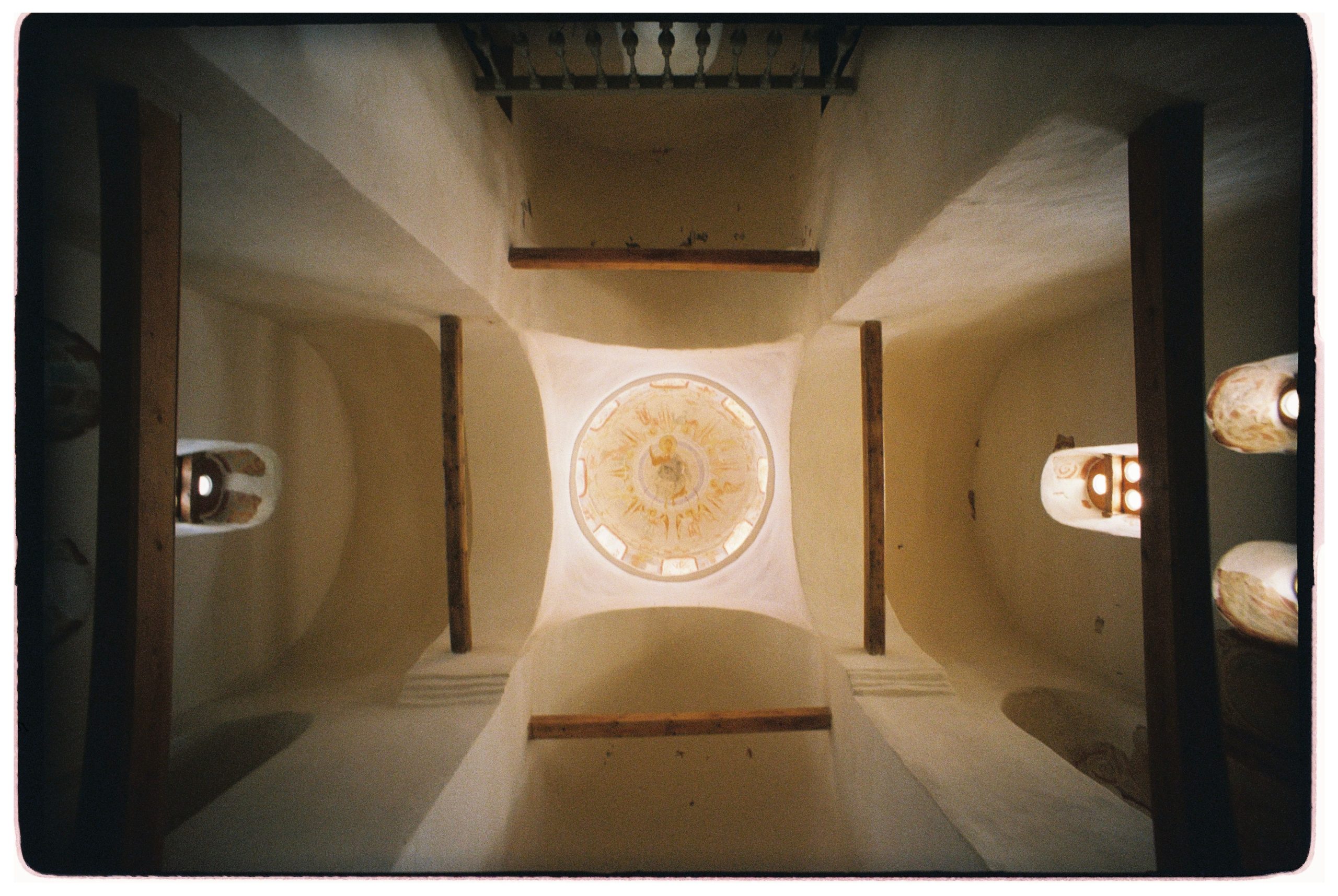Plafond historique d'église avec dôme orné