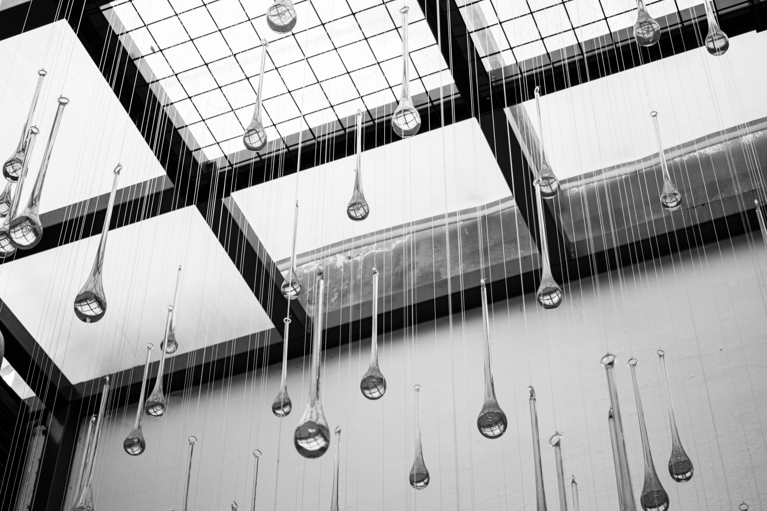 Sculptures verre suspendues plafond atrium moderne