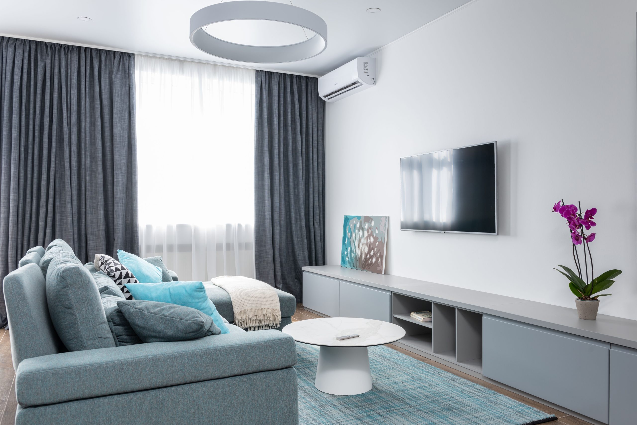 Salon moderne avec climatisation murale intégrée
