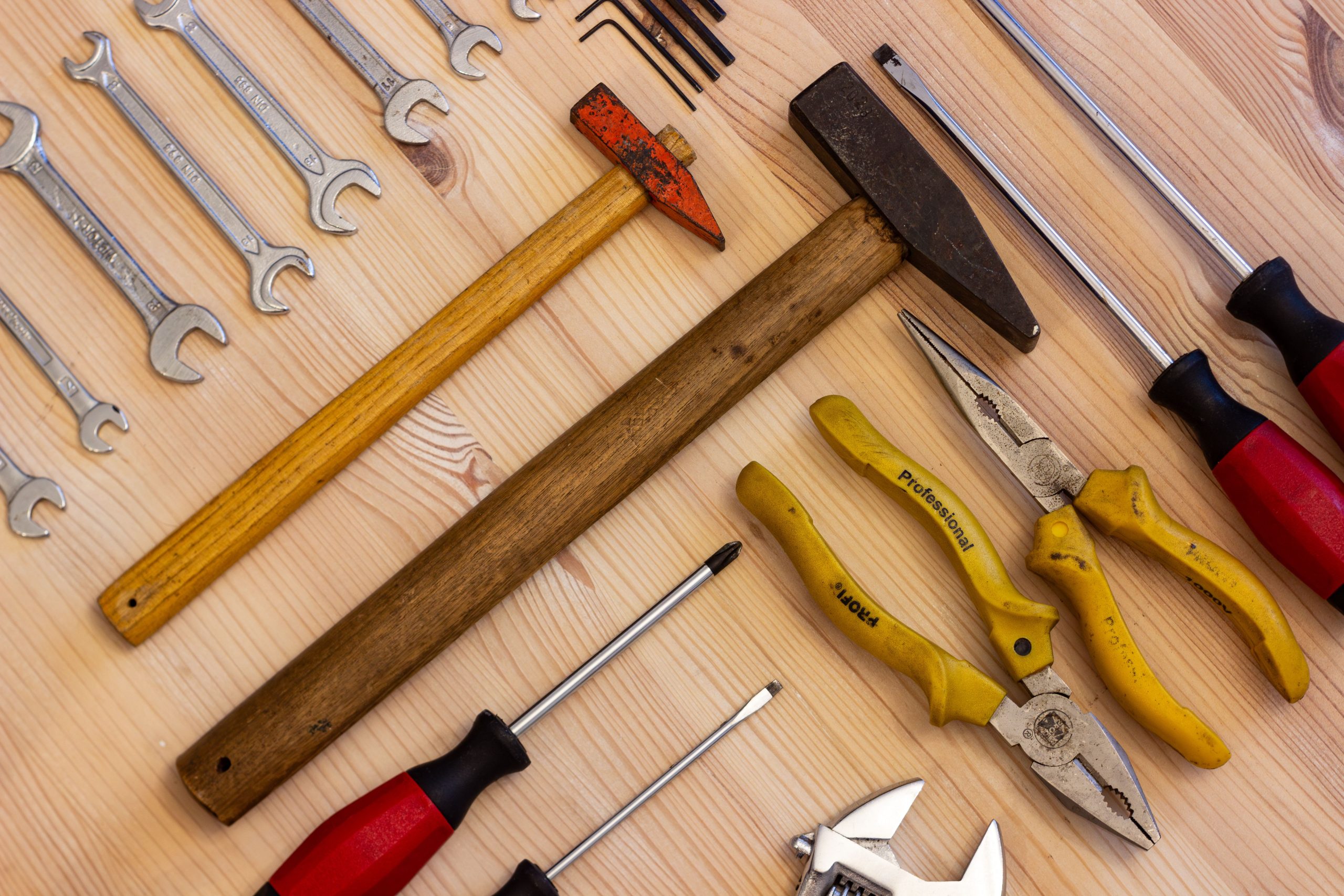 Ensemble d'outils manuels sur surface bois