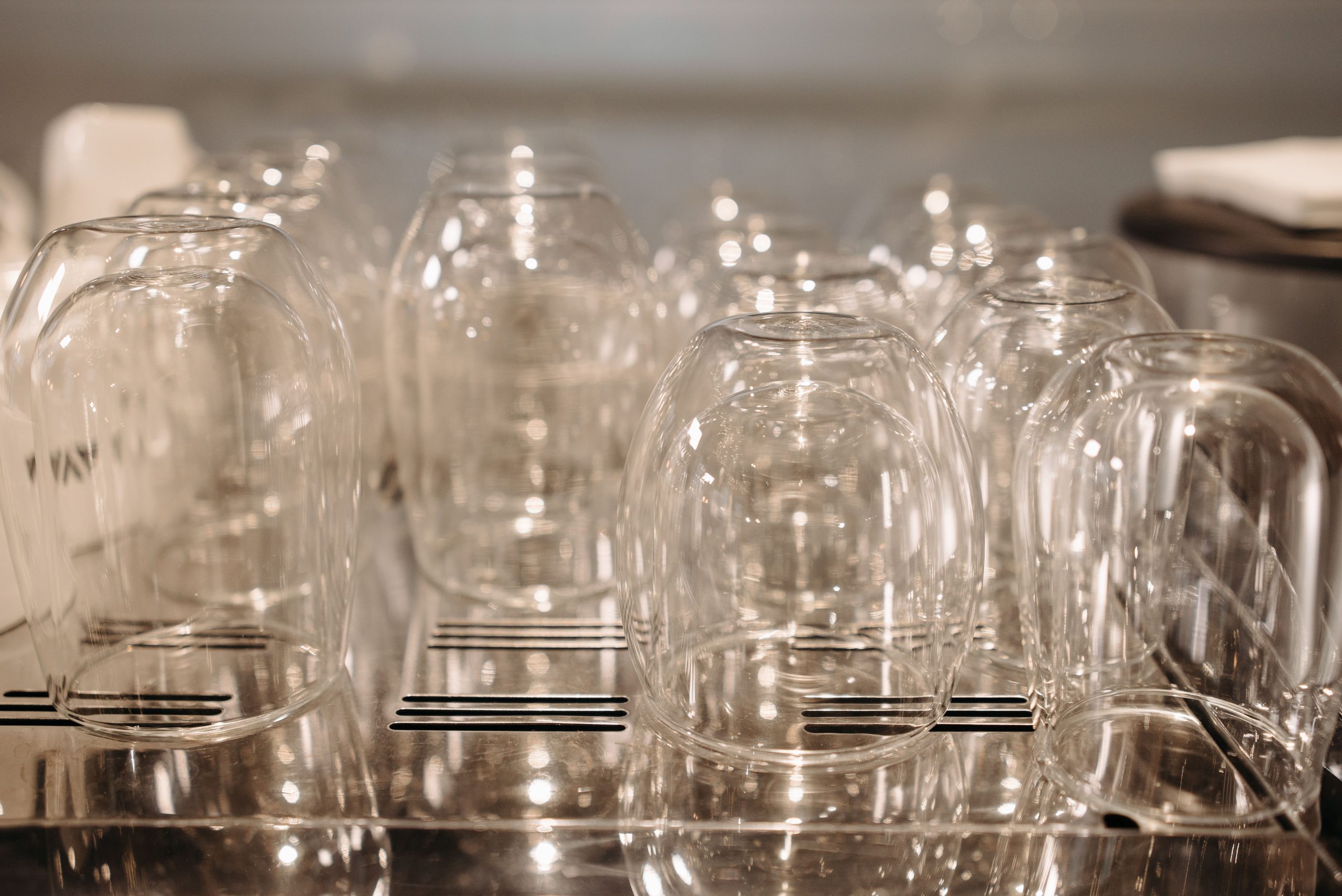Verres séchant sur grille acier inoxydable