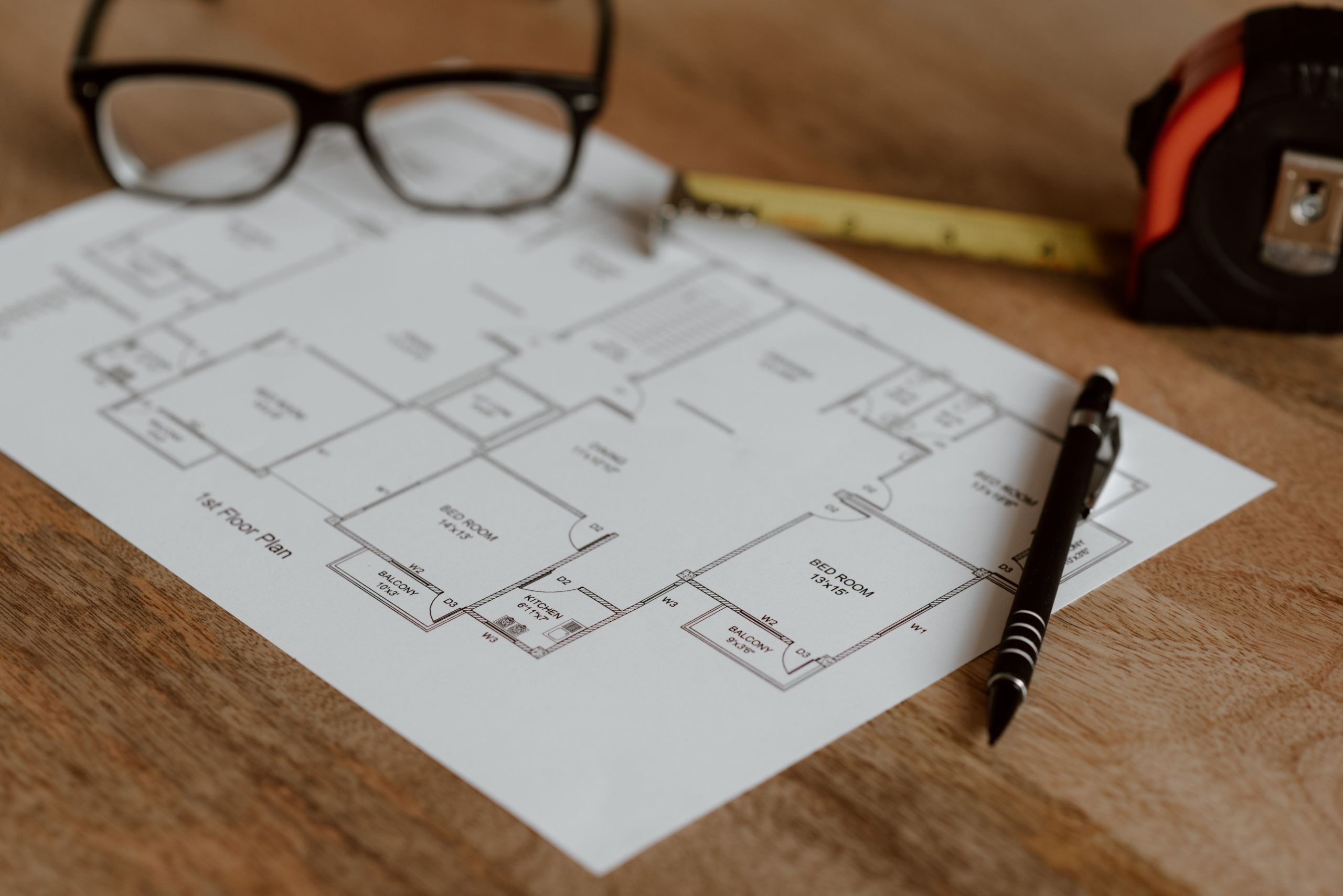 Règle et crayon sur plan de construction