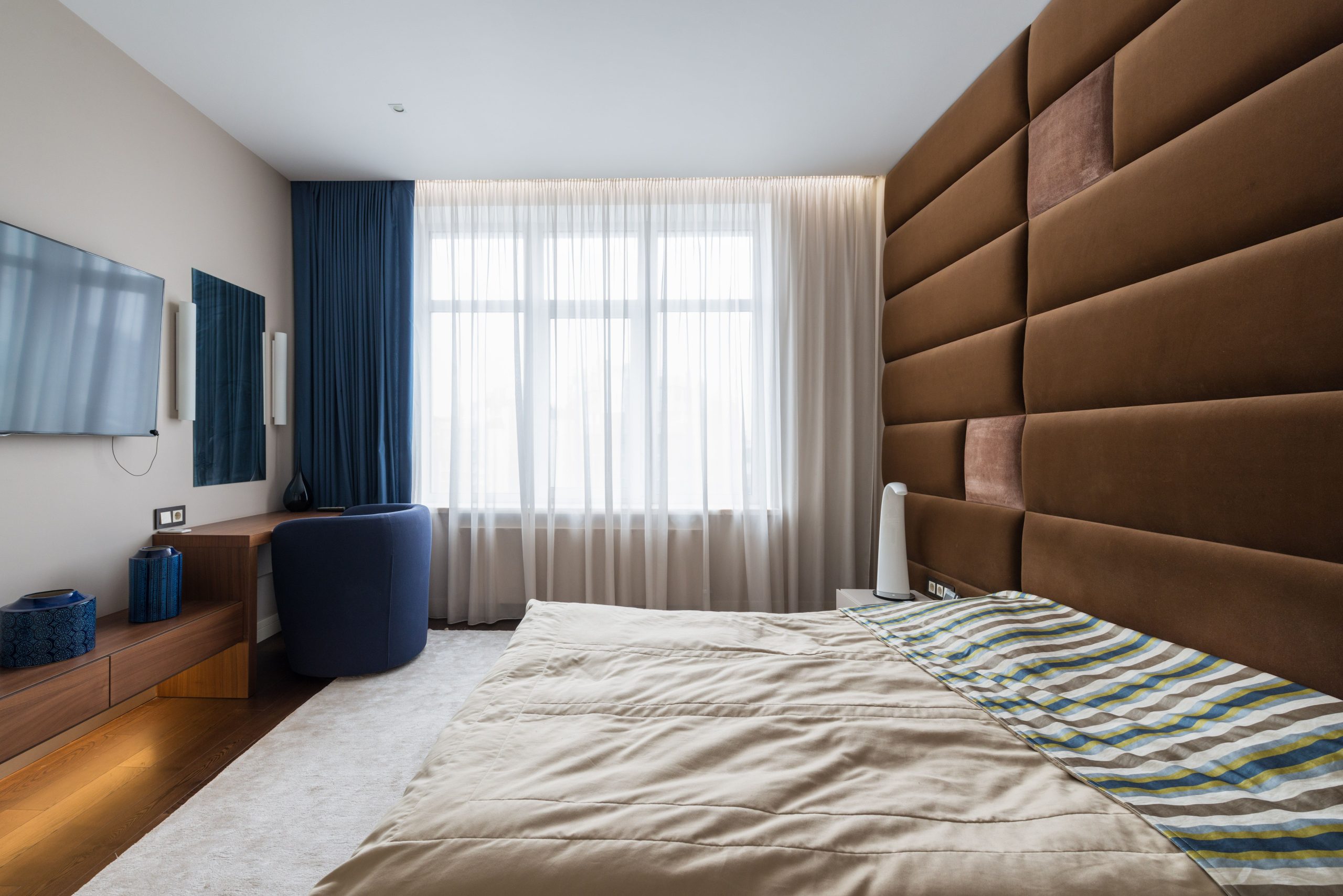 Grande chambre contemporaine lumineuse avec lit confortable