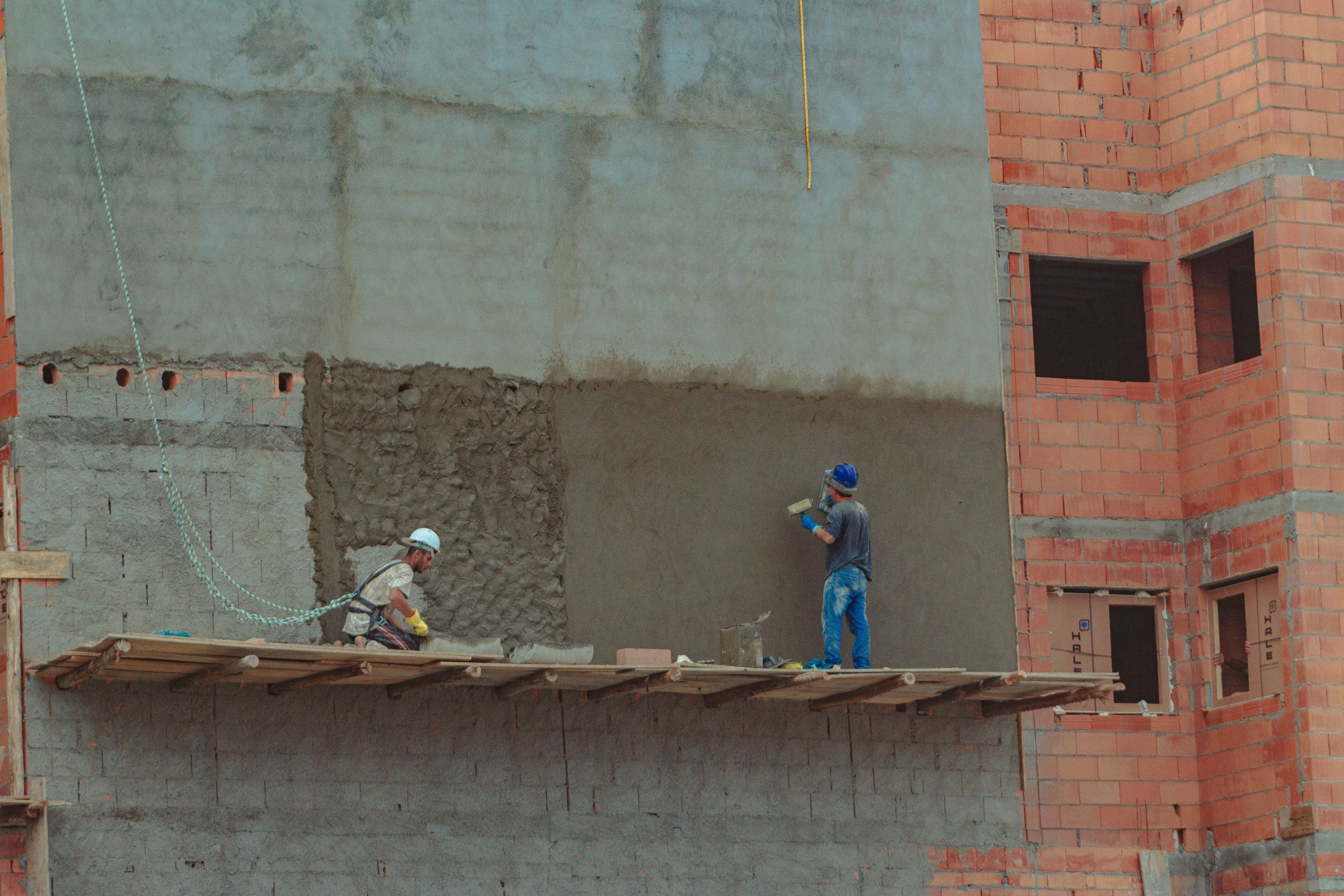 Construction industrielle avec mur en brique et ouvriers