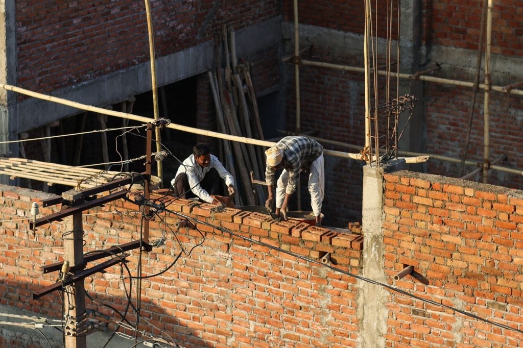 Brique ou parpaing : quel matériau choisir pour ta maison ?