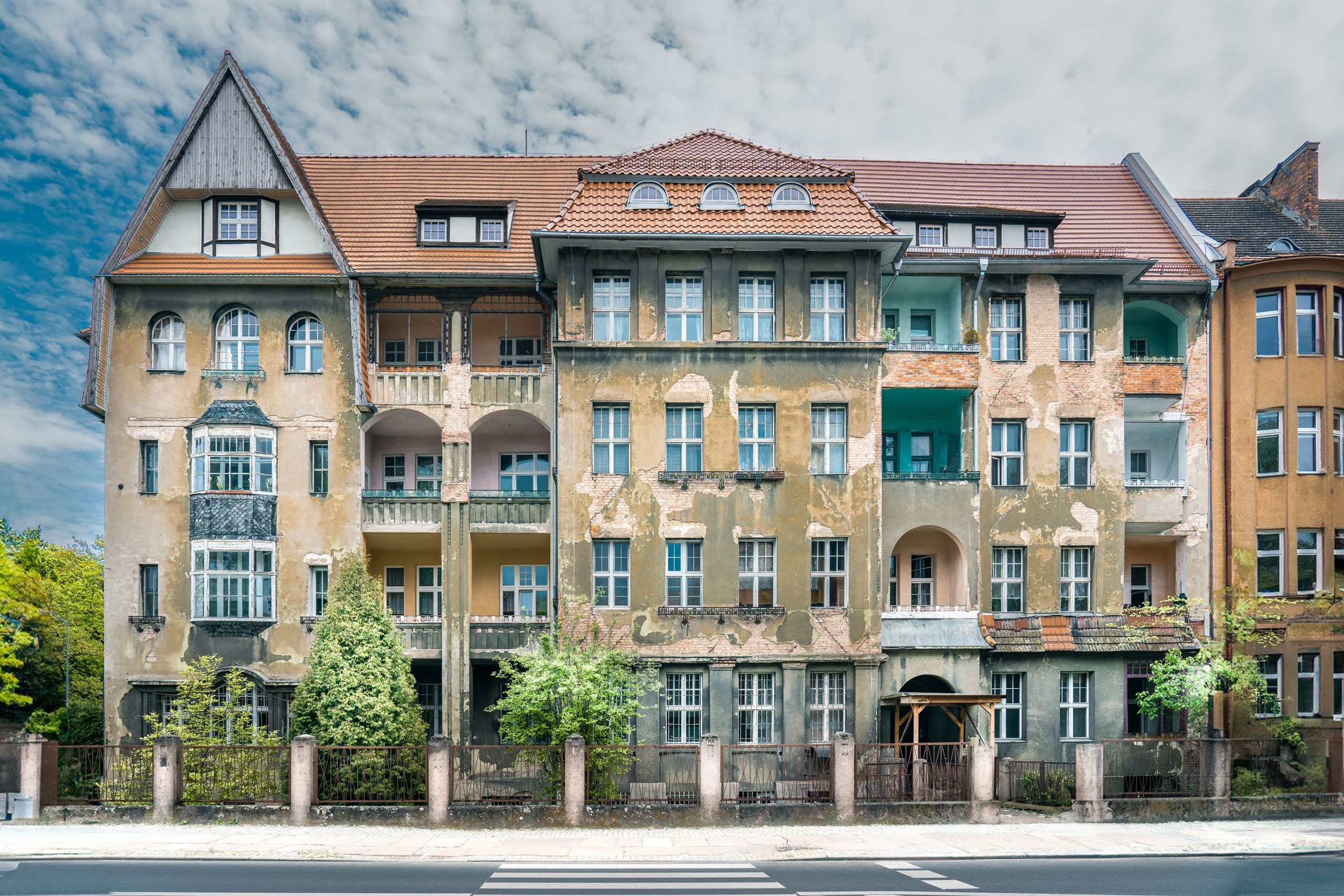 Façade de vieil immeuble avec dégradation urbaine