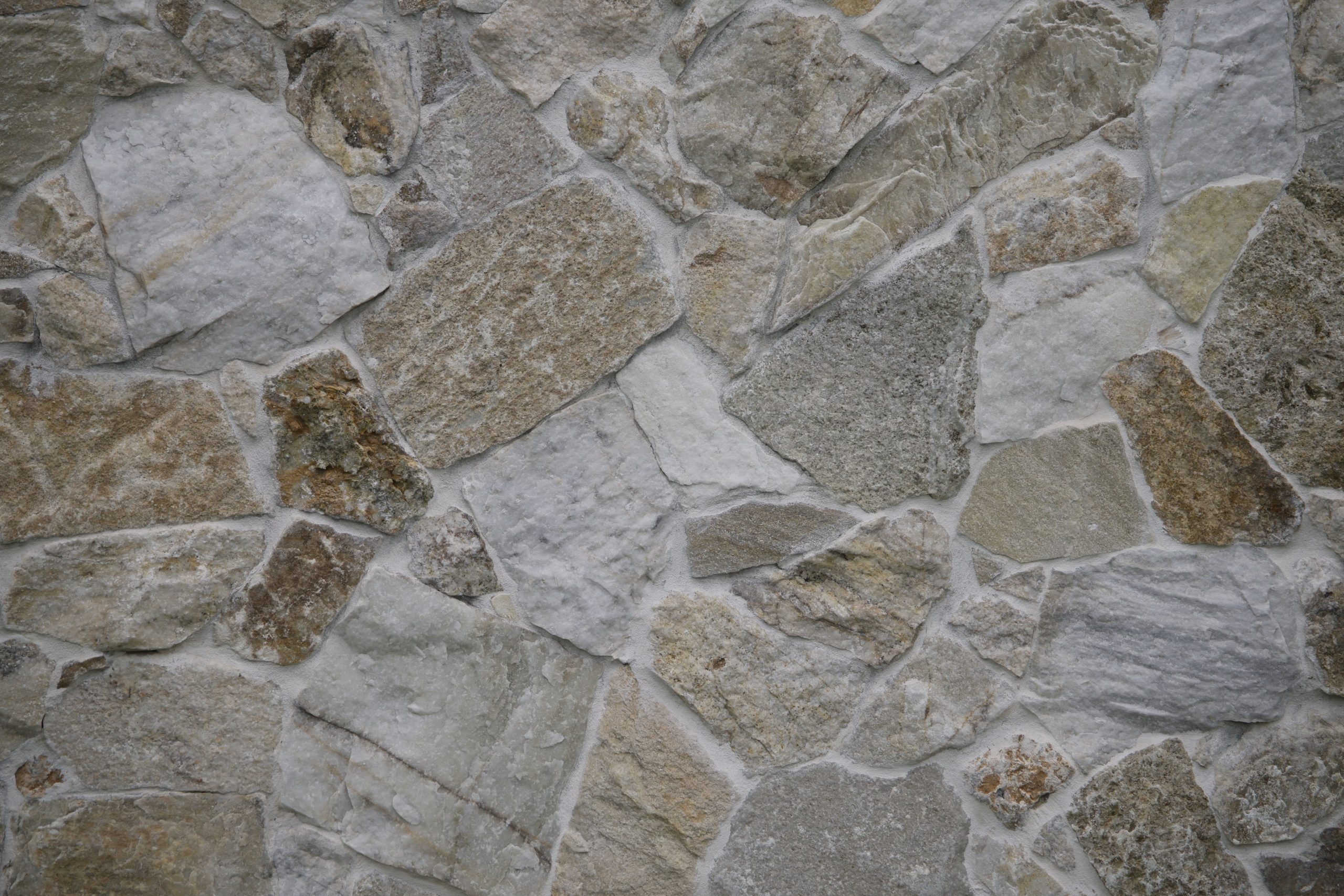 Détail mur pierre motifs naturels nuances différentes