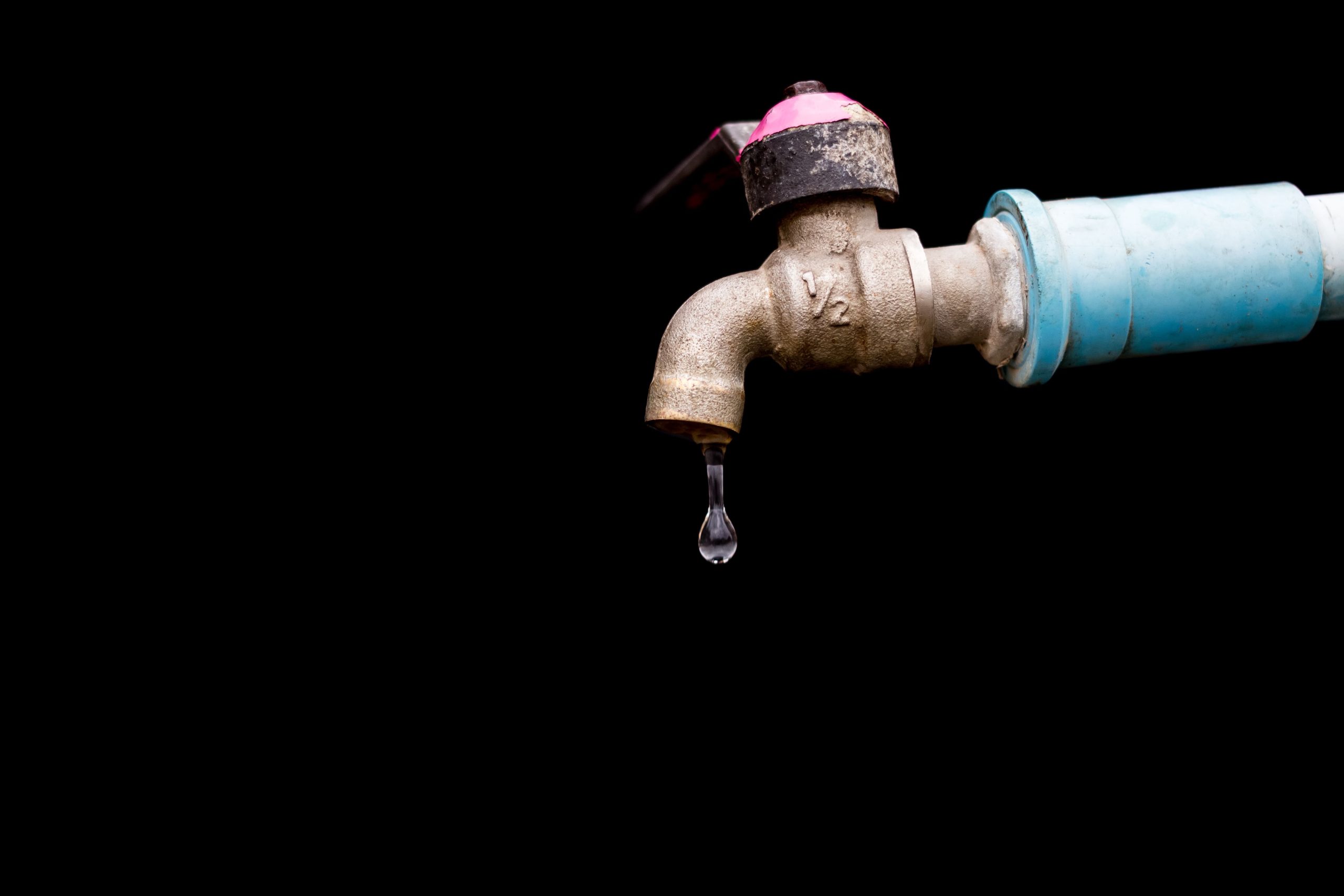 Robinet métallique avec goutte d'eau