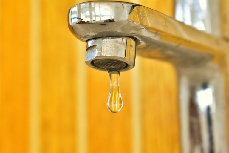 Pourquoi ton chauffe-eau goutte et comment l&rsquo;arrêter ?