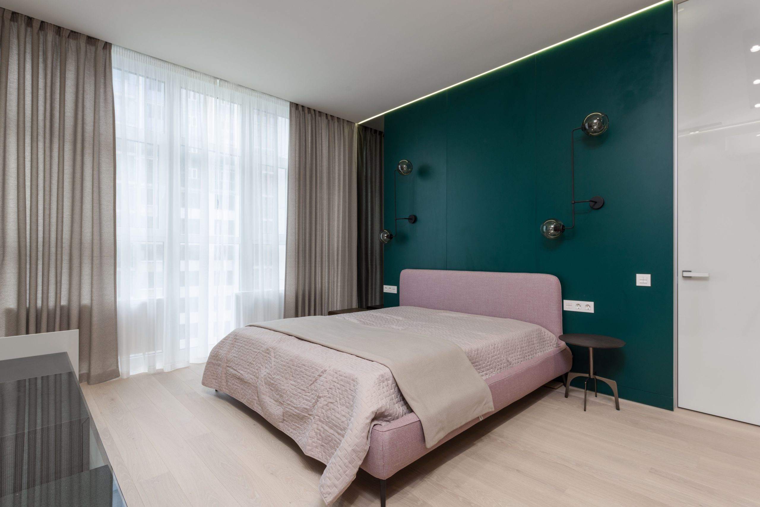 Chambre moderne avec rideaux voilage et appliques