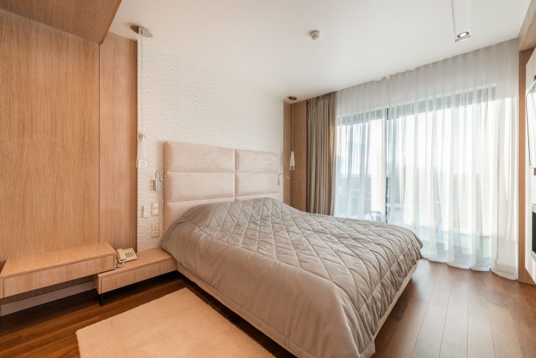 Comment isoler phoniquement un mur de chambre sans travaux ?