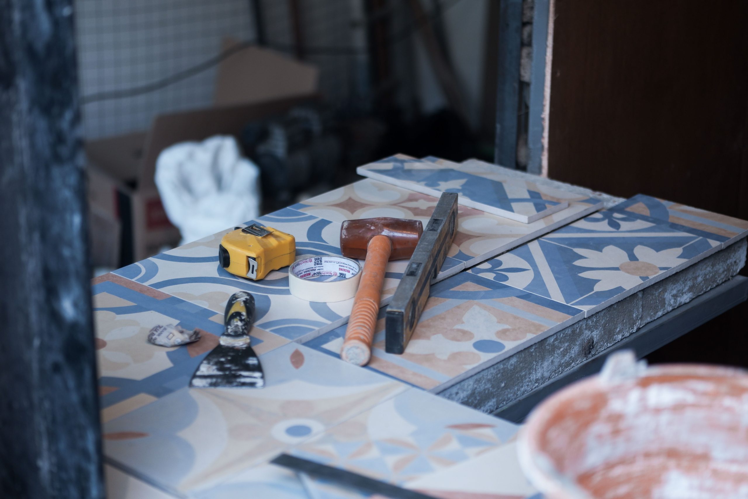 Outils lino truelle mètre adhésif chantier