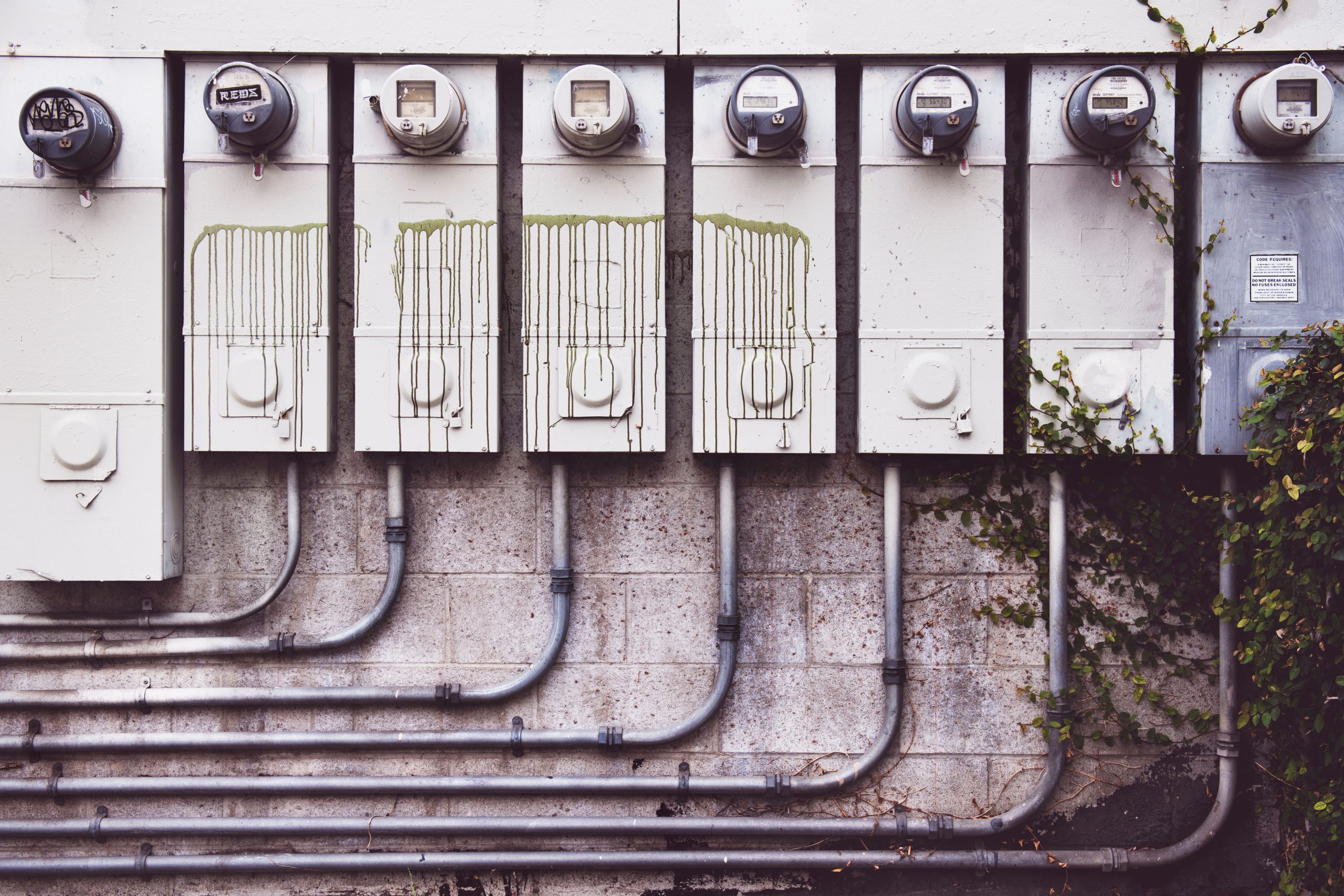 Compteurs électriques extérieurs sur mur brique