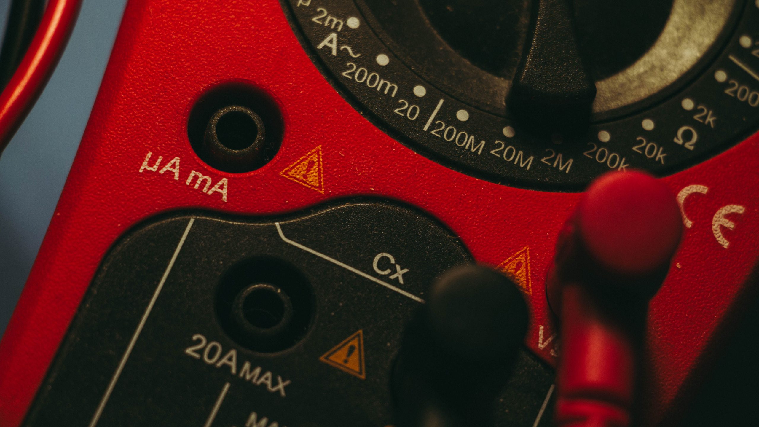 Multimètre rouge avec cadran mesure connecteurs