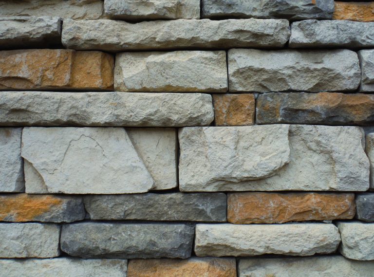 Comment construire un muret en moellons qui tient vraiment ?