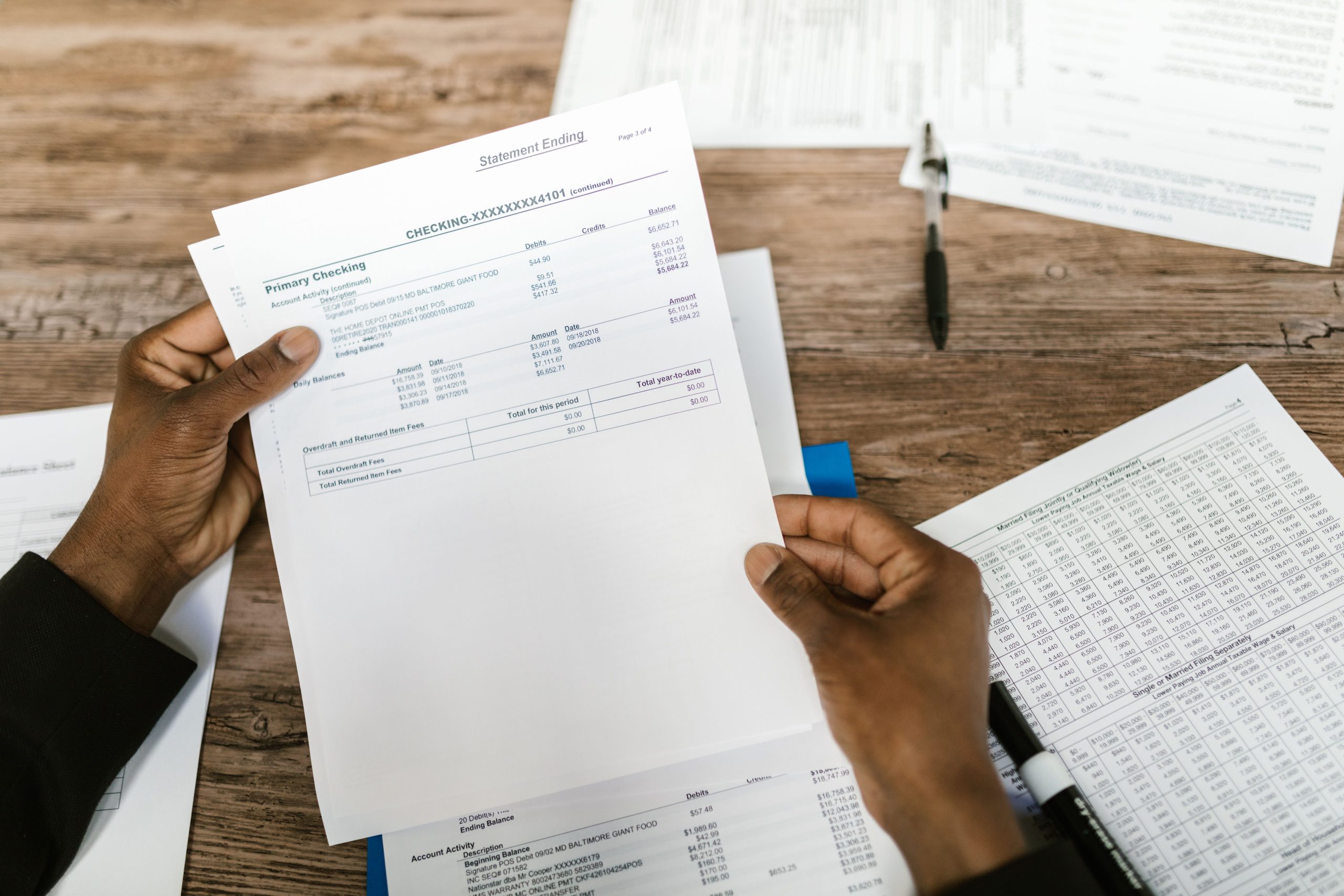 Mains tenant papiers financiers pour analyse