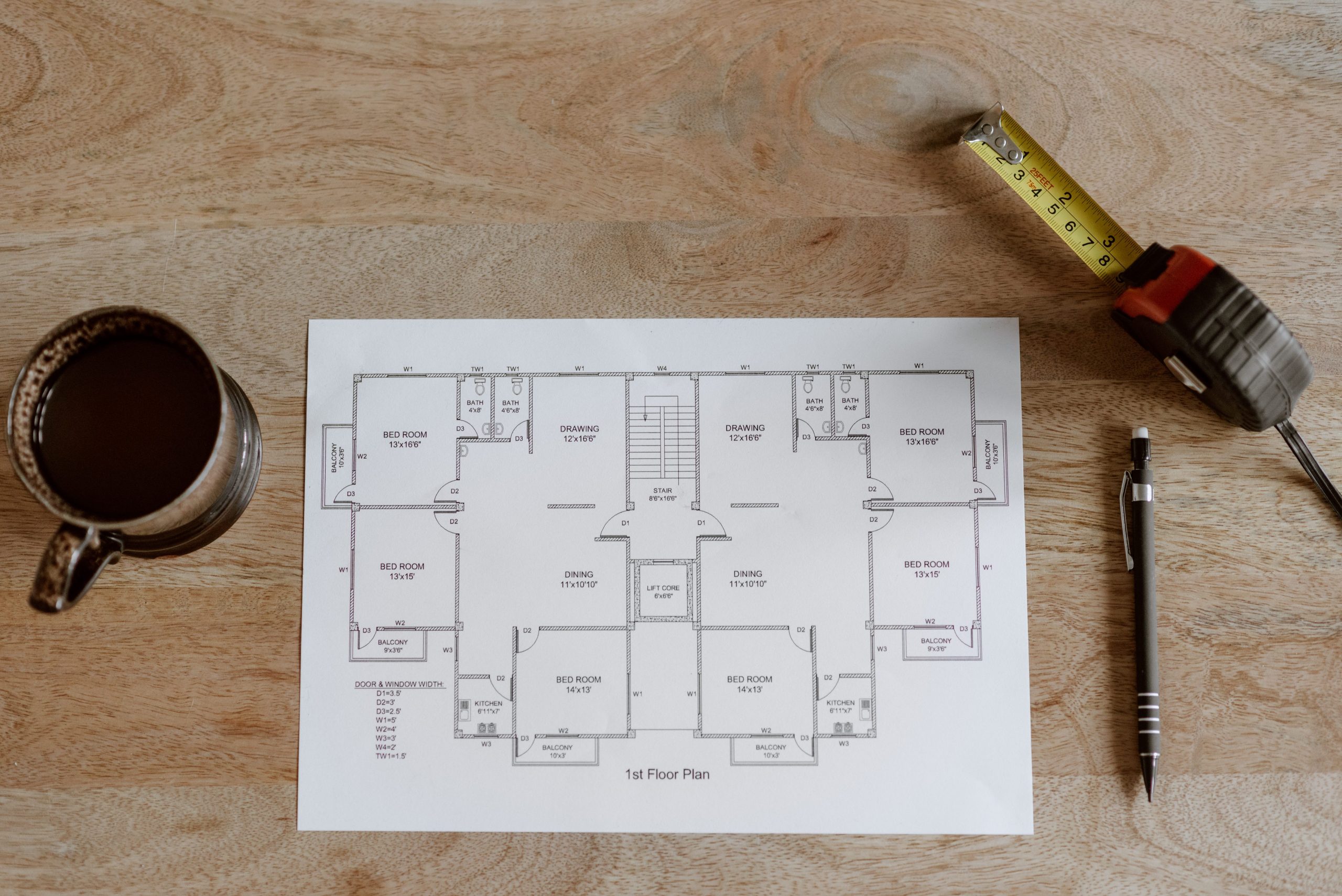 Plans de maison avec mètre ruban sur table