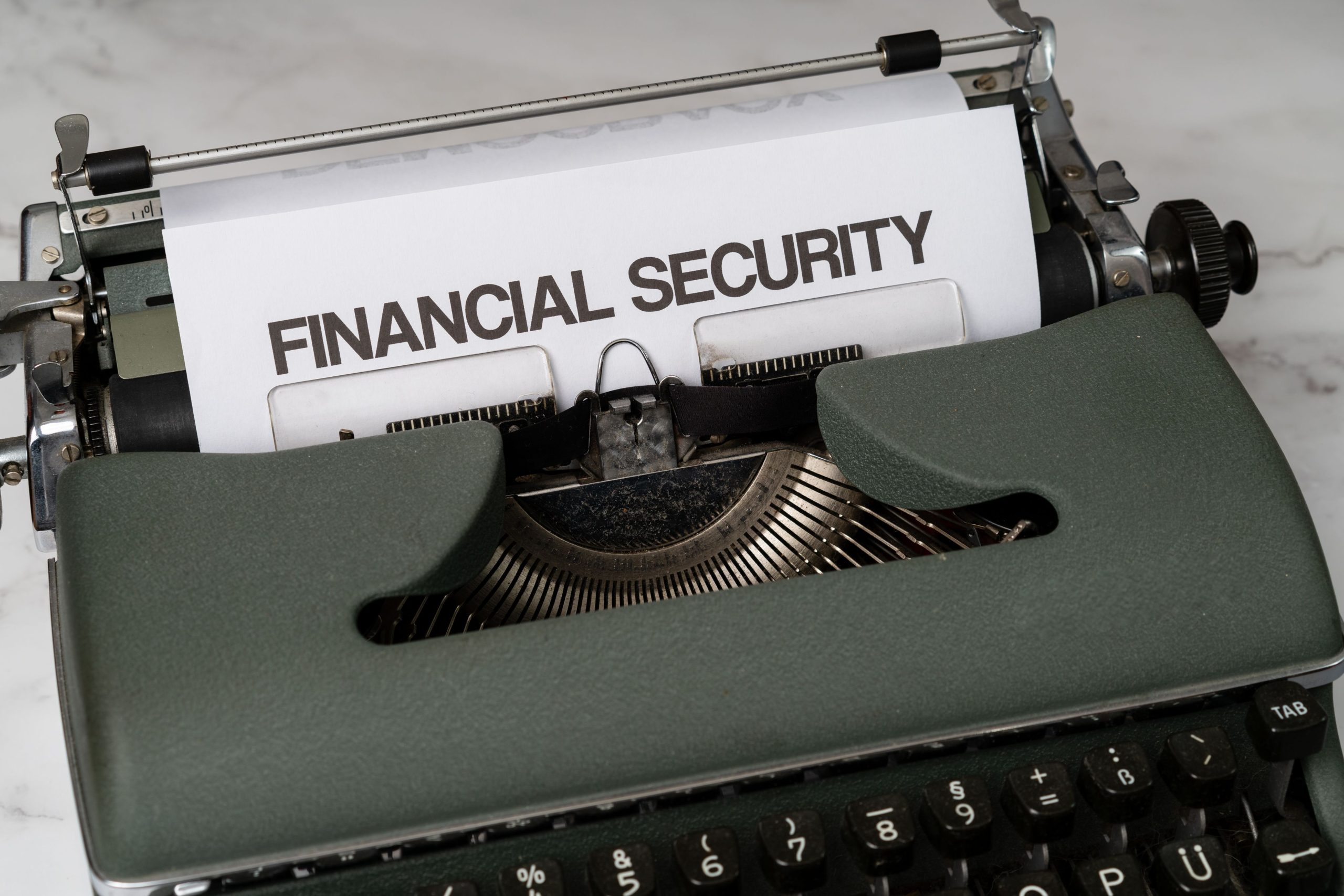 Machine à écrire vintage avec texte sécurité financière