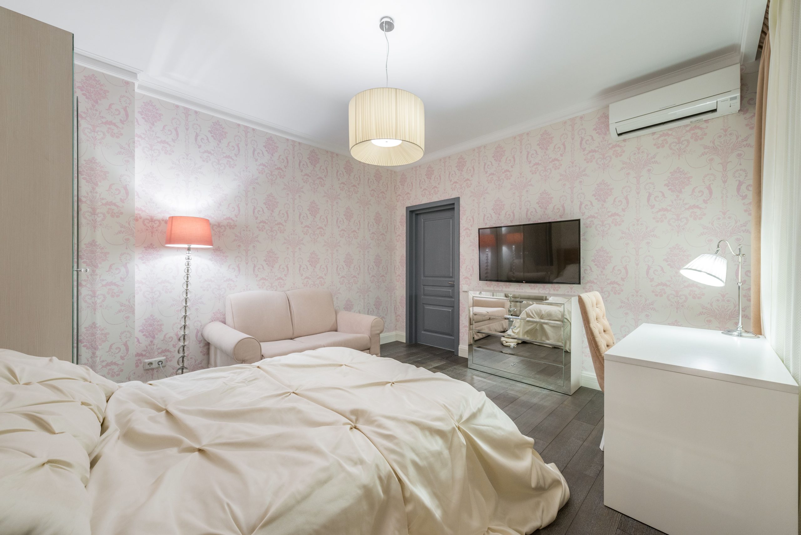 Chambre contemporaine avec lit confortable