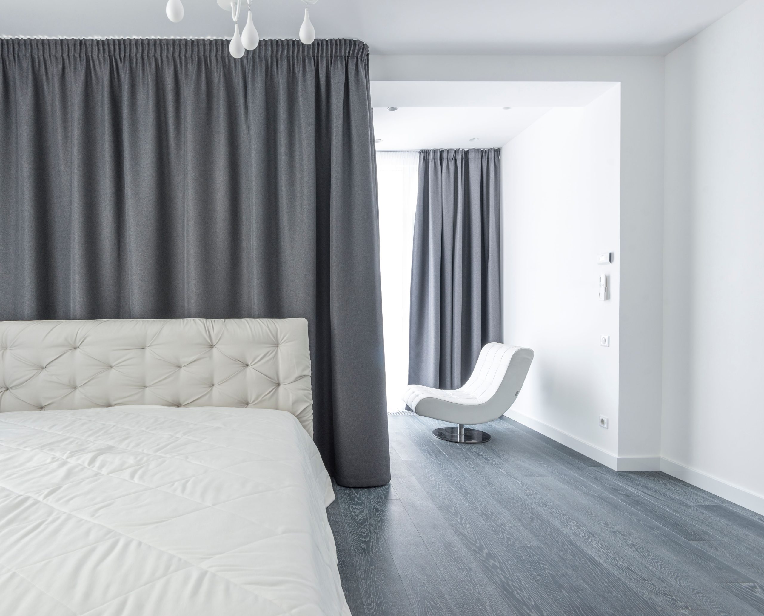 Chambre minimaliste avec literie blanche
