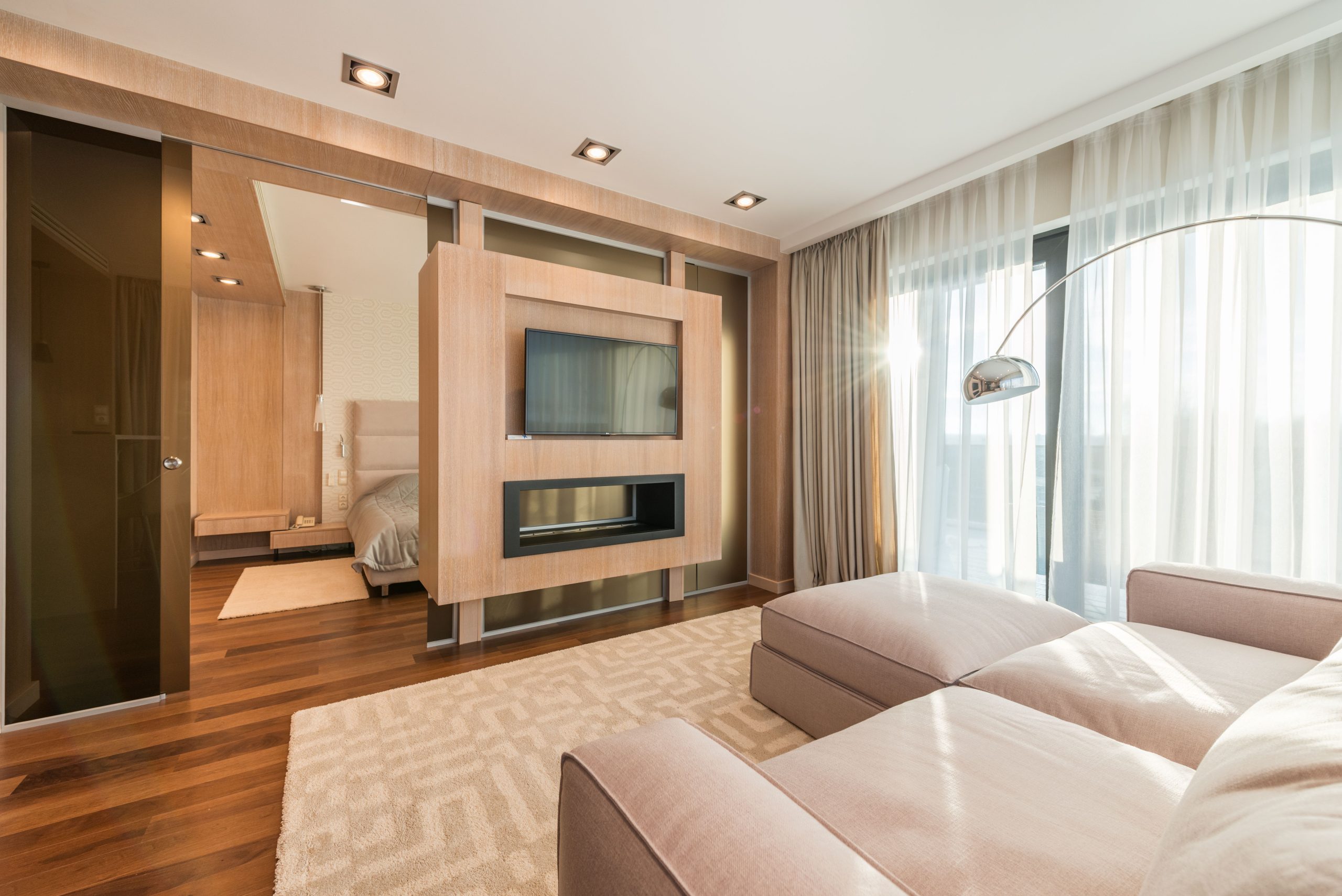 Salon moderne avec canapé près fenêtre