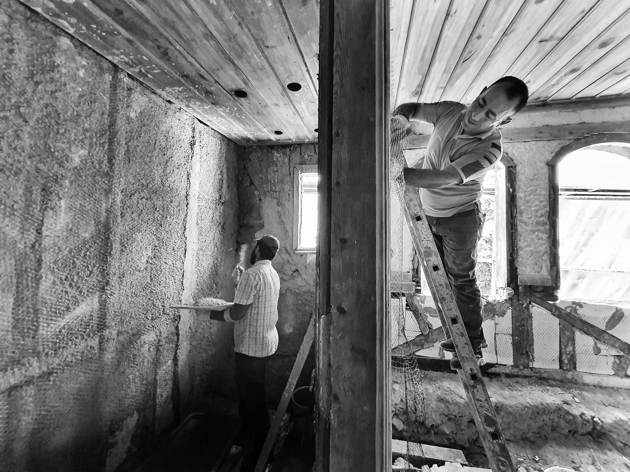 Deux ouvriers rénovant une pièce, travail d'équipe
